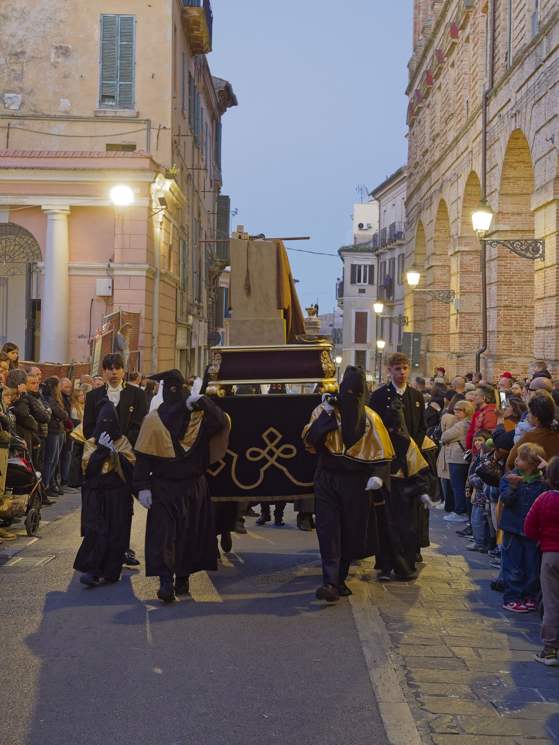 Processione venerdì santo Chieti - La veste e i dadi