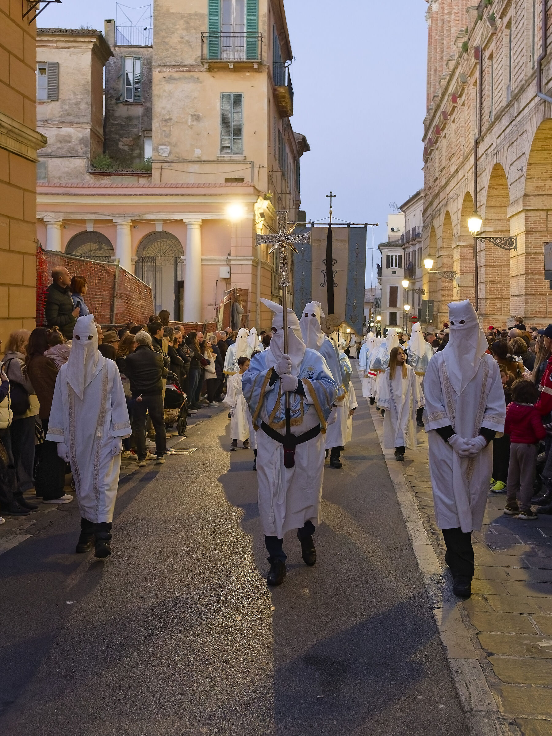 Processione venerdì santo Chieti - Gli incappucciati ...