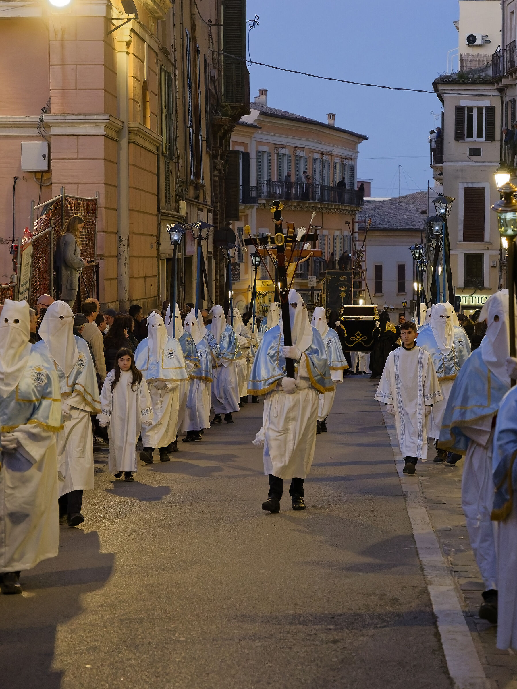 Processione venerdì santo Chieti - Gli incappucciati ...
