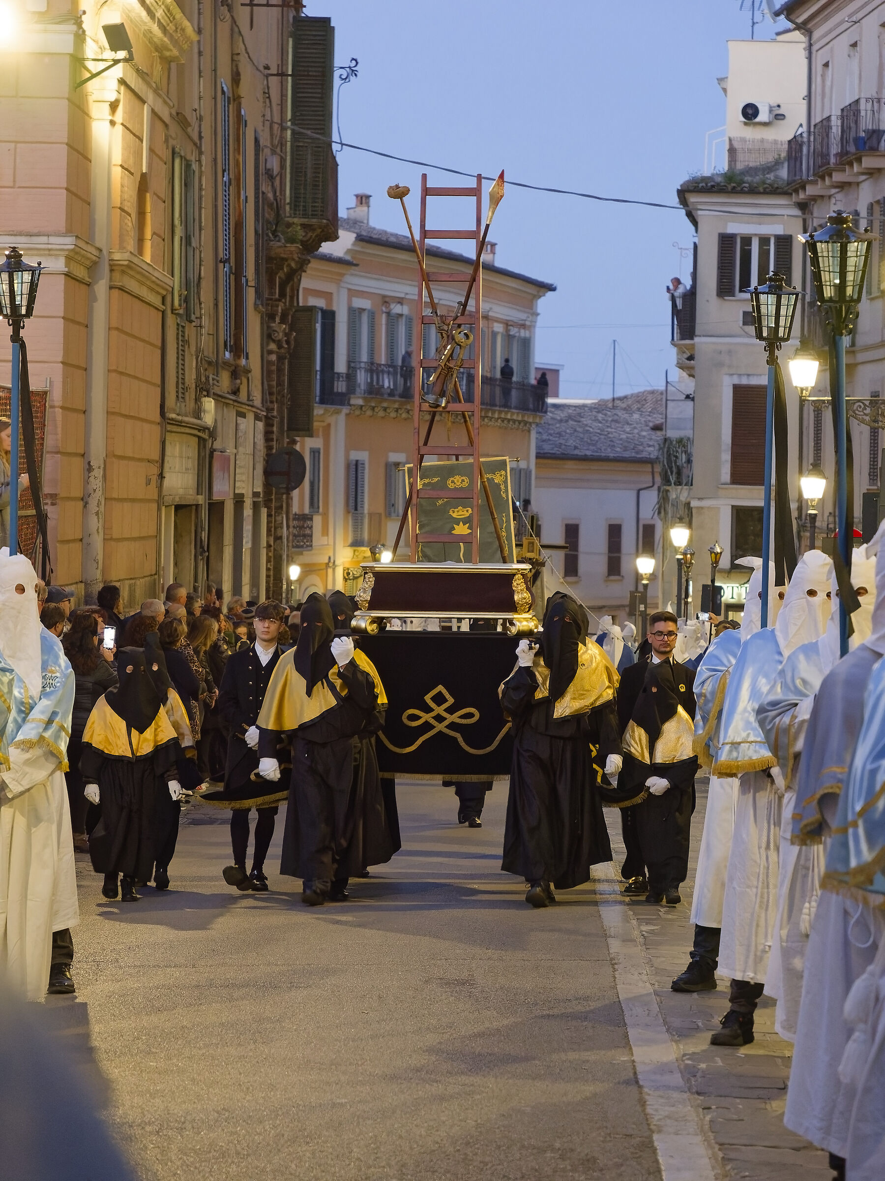 Processione venerdì santo Chieti - La scala e i chiod...