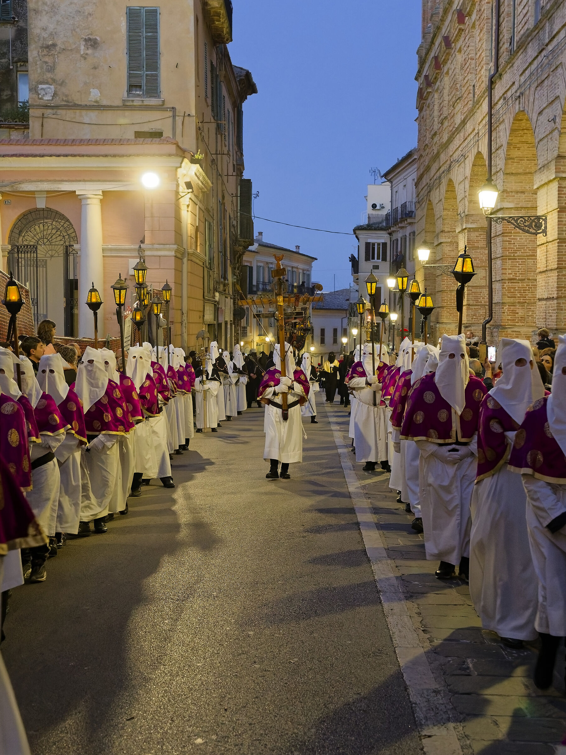 Processione venerdì santo Chieti - Gli incappucciati ...