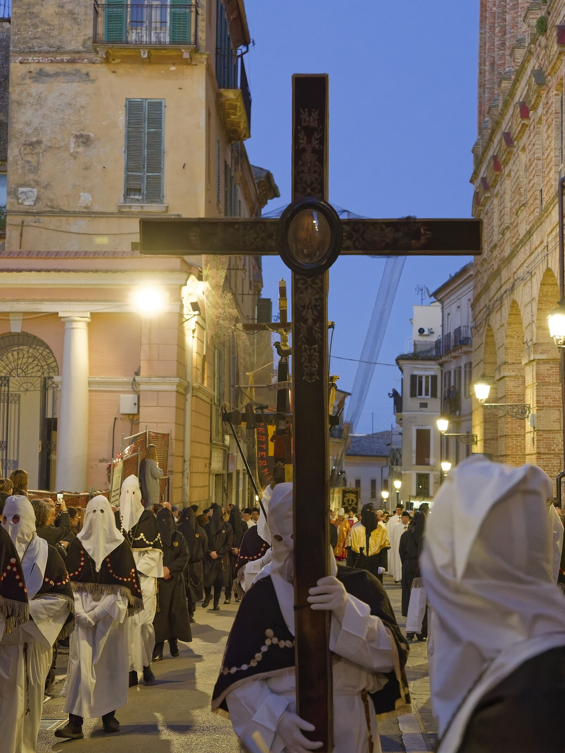 Processione venerdì santo Chieti - Gli incappucciati ...