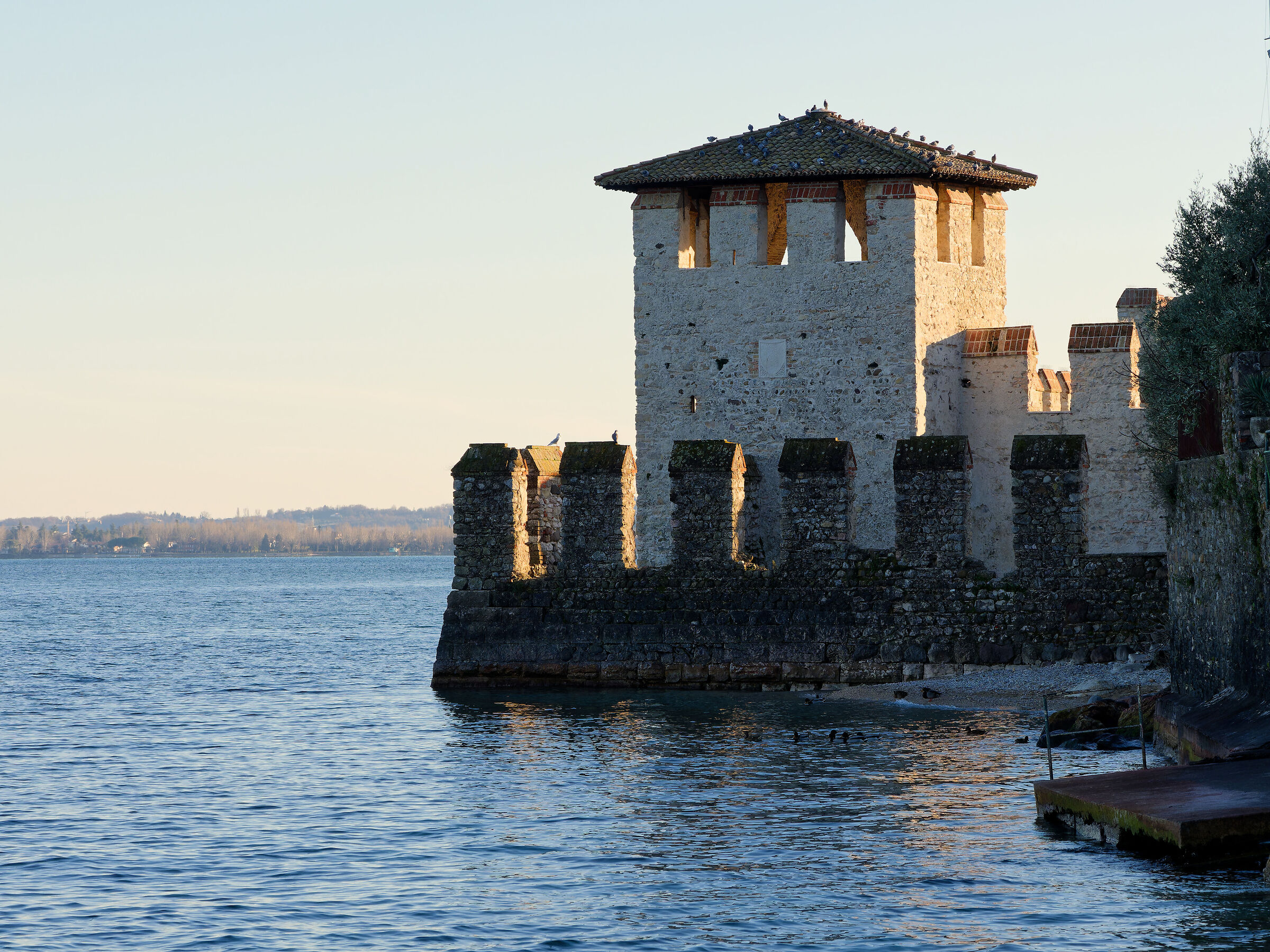 Sirmione-dove il castello si "tuffa" nel lago
