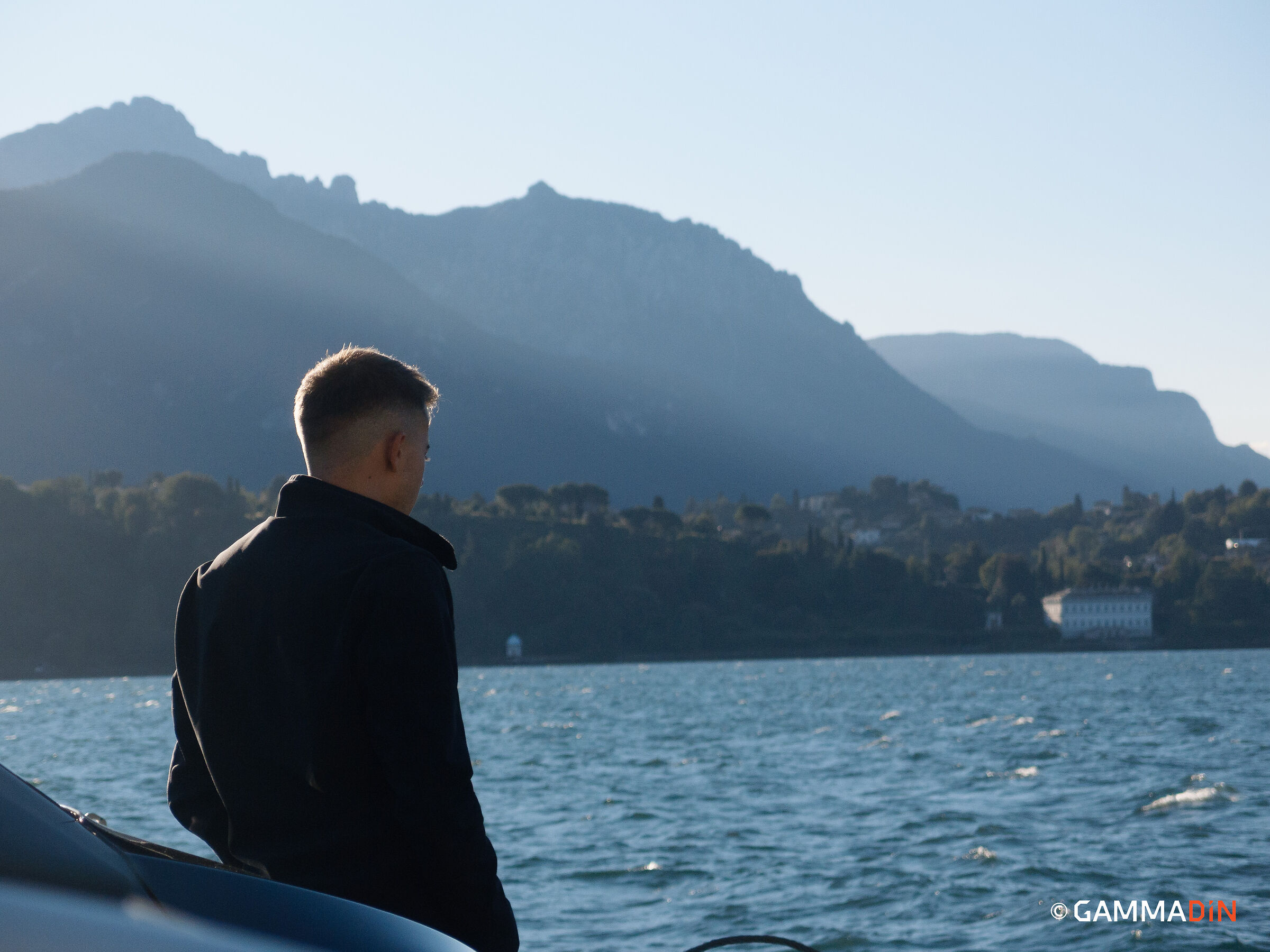 Guardando il lago