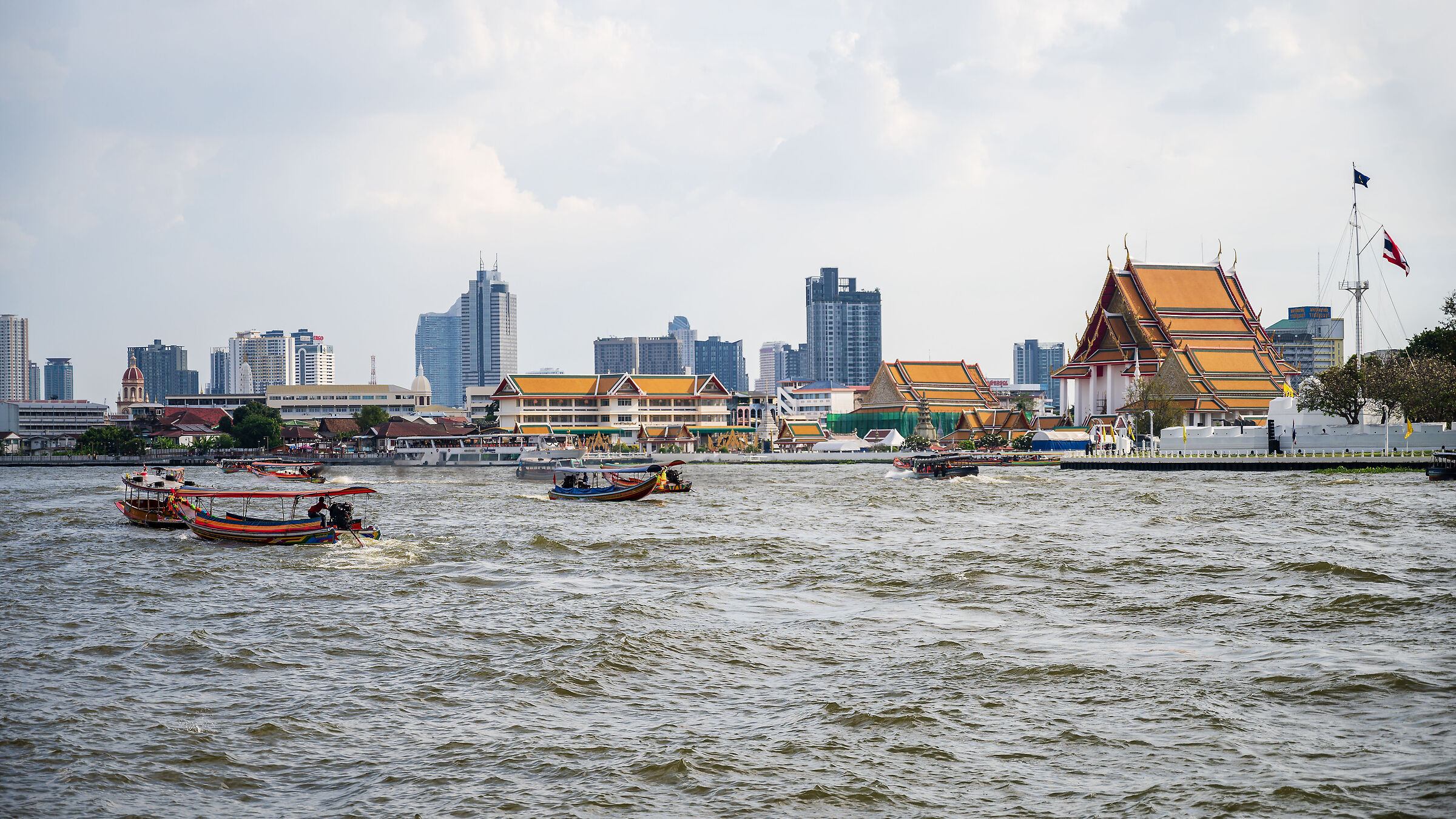 Bangkok vista dal fiume Chao Phraya