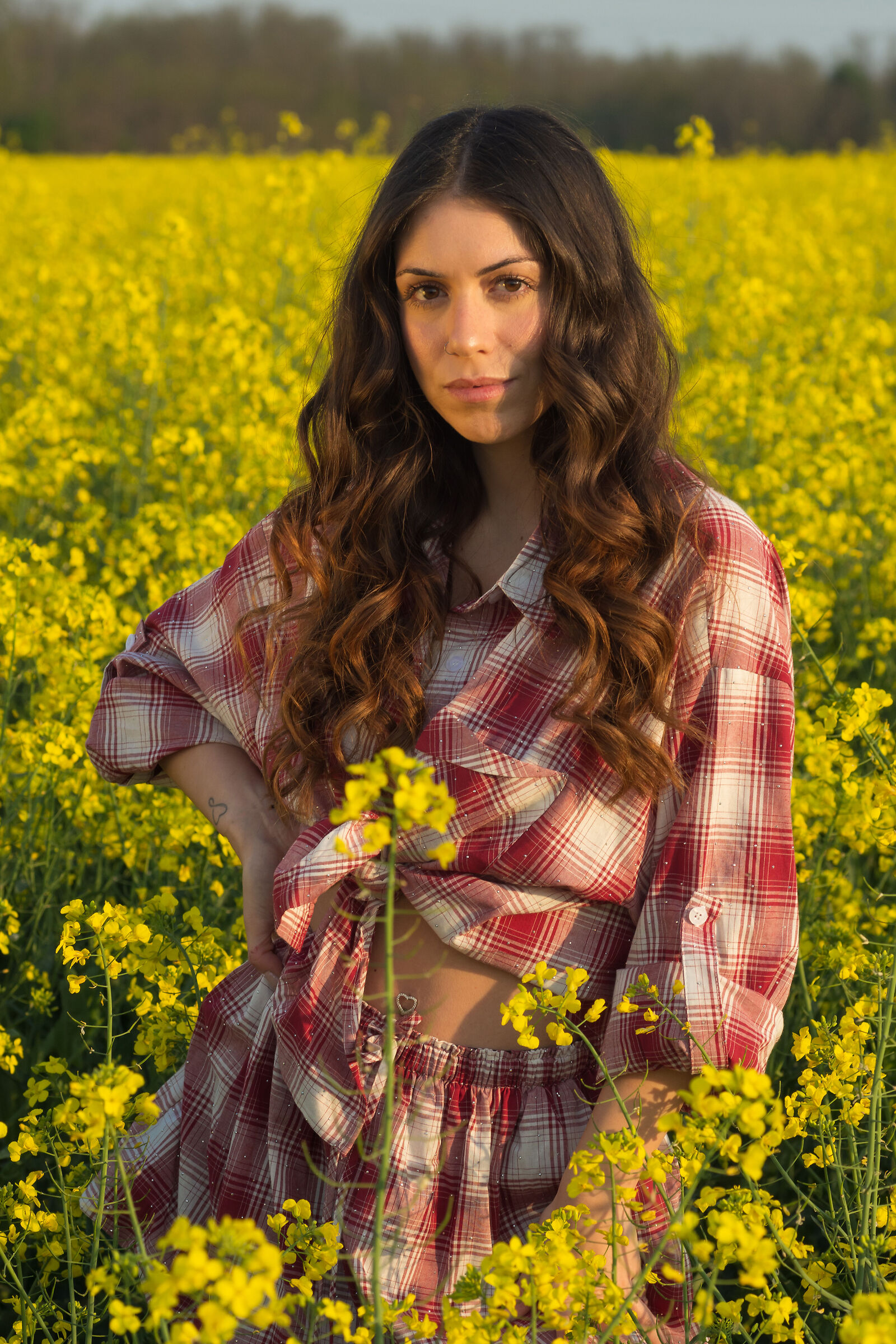 Angelica tra i campi di colza