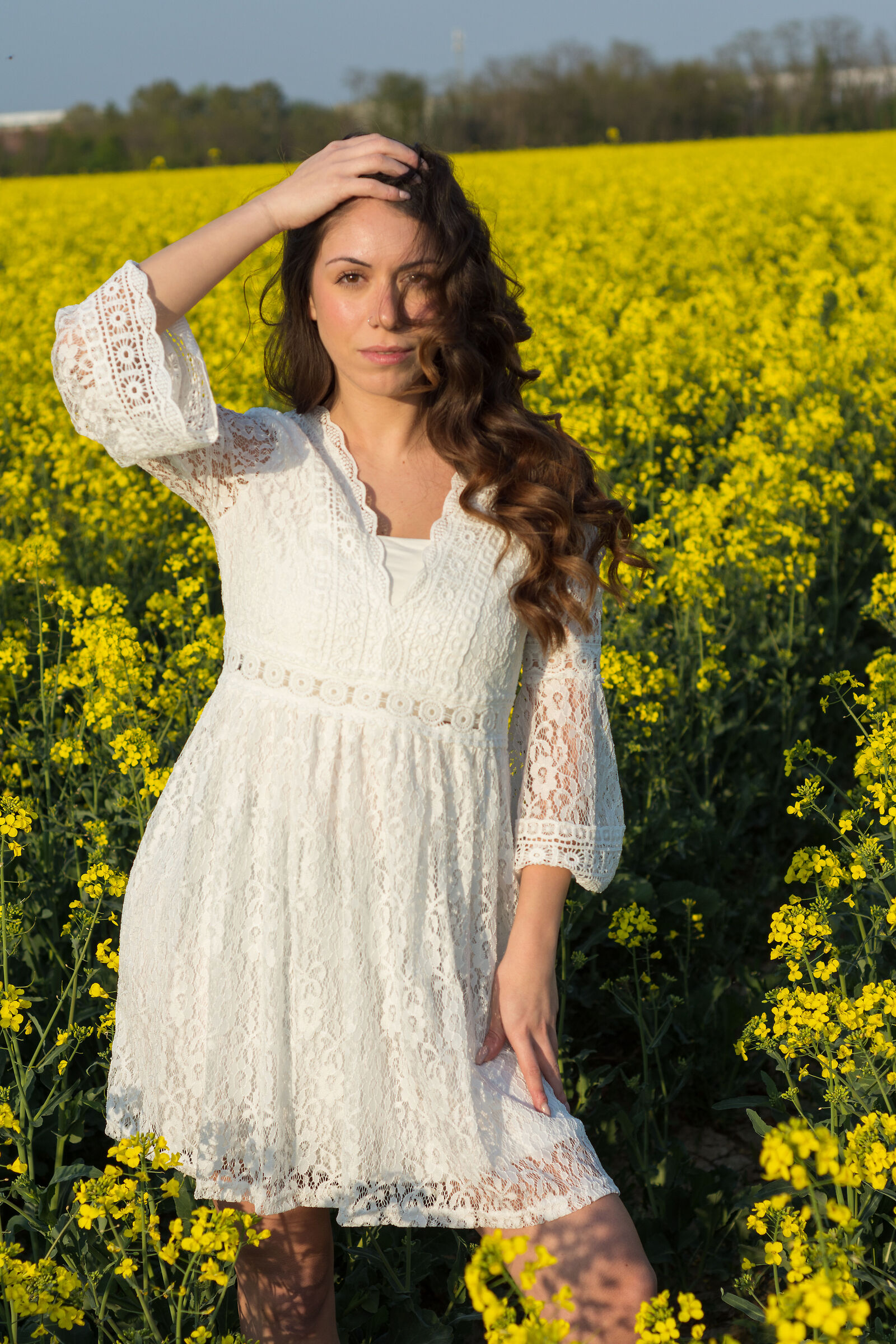 Angelica tra i campi di colza