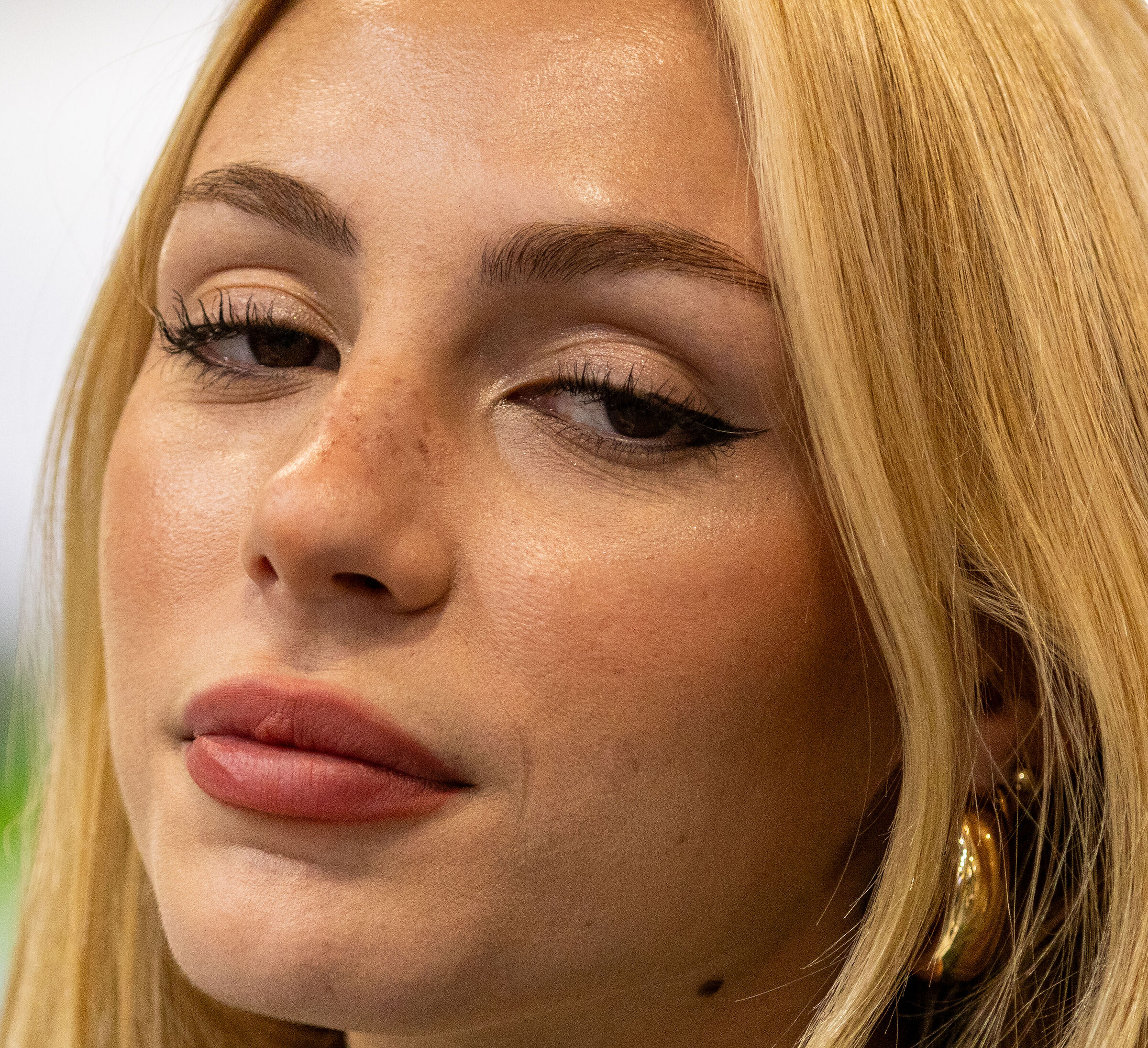 Look... the lips... The Fire...