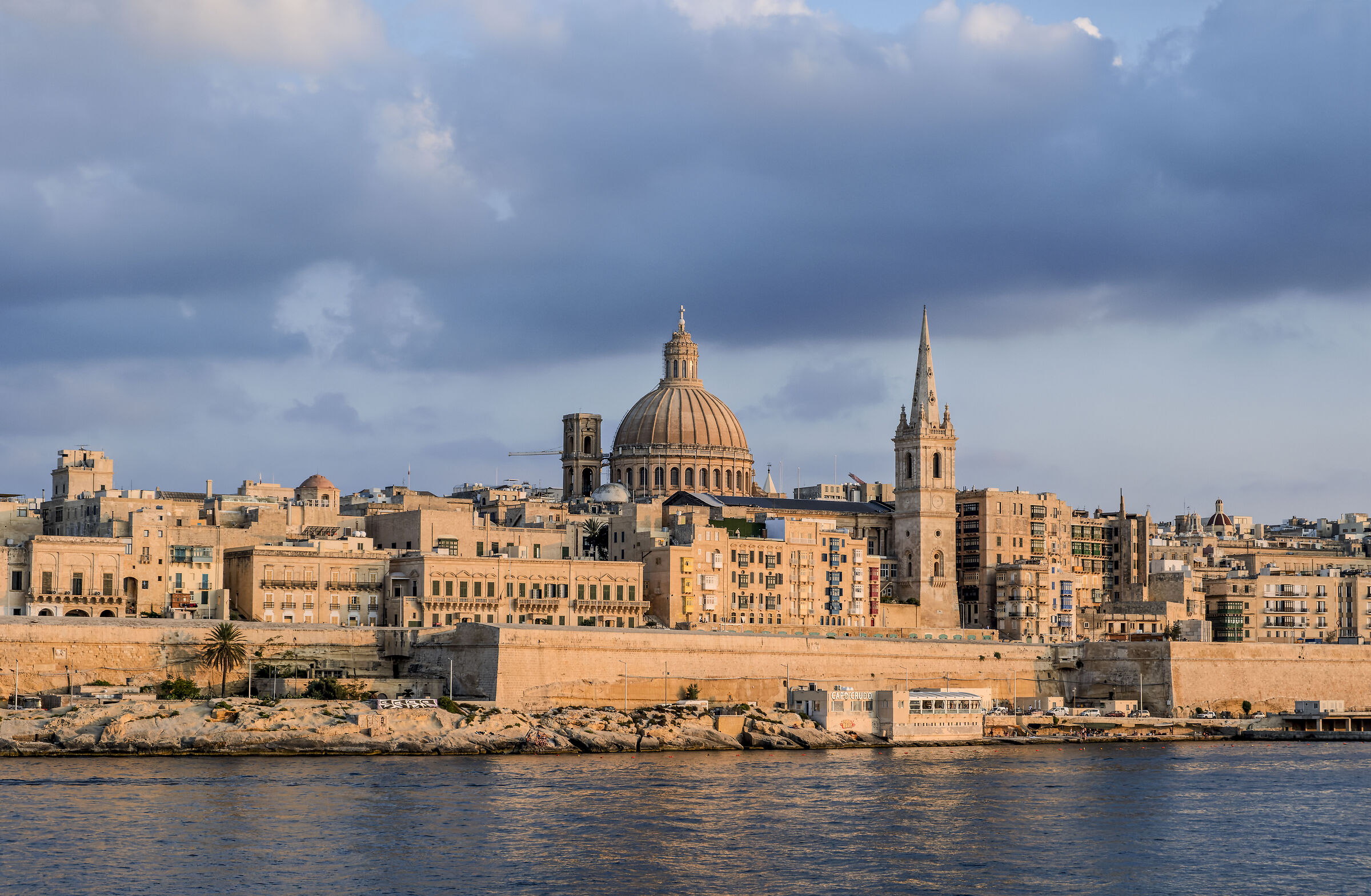 Valletta al tramonto a fine estate
