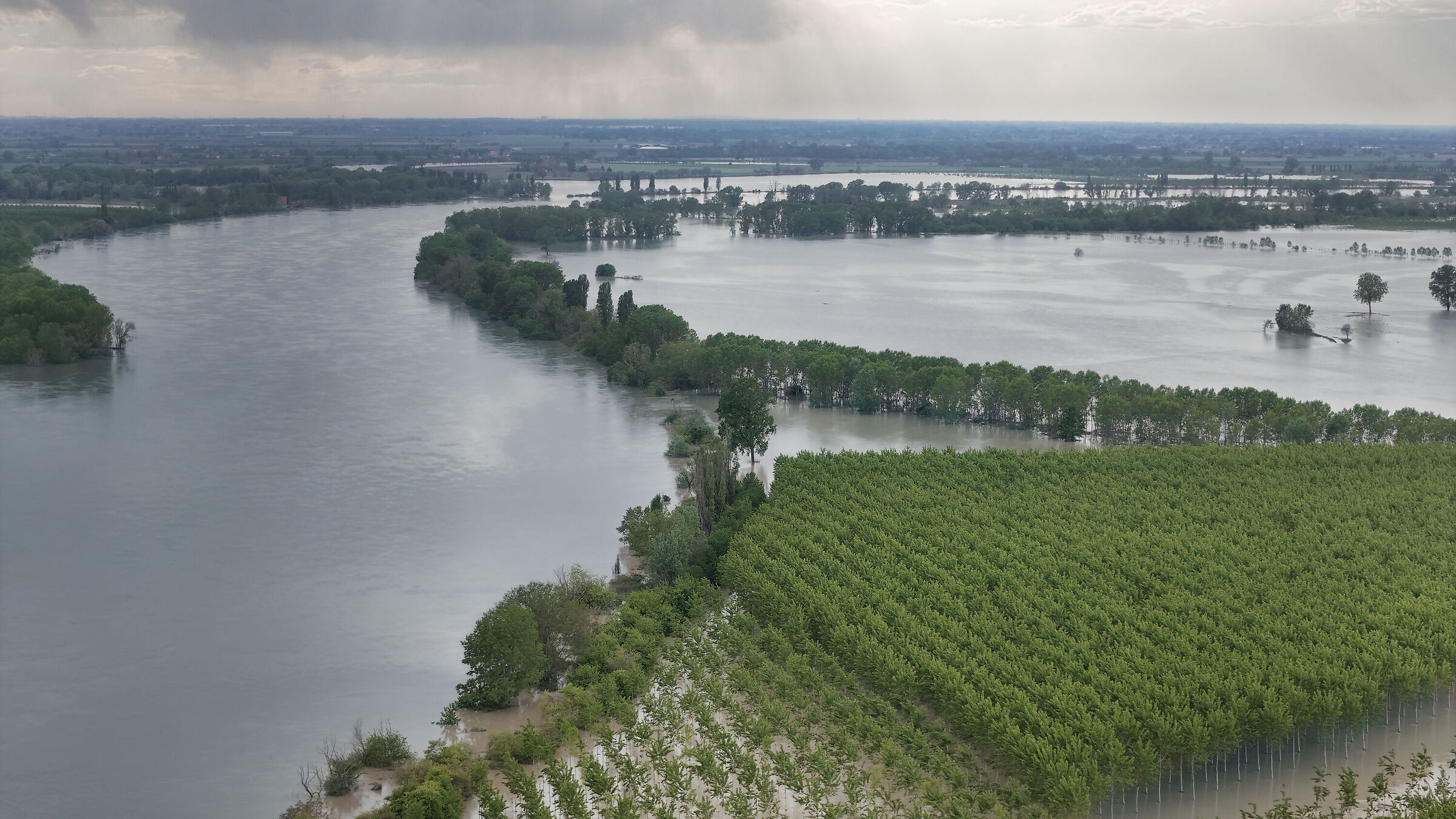 Piena del fiume Po a Pasqua 2025