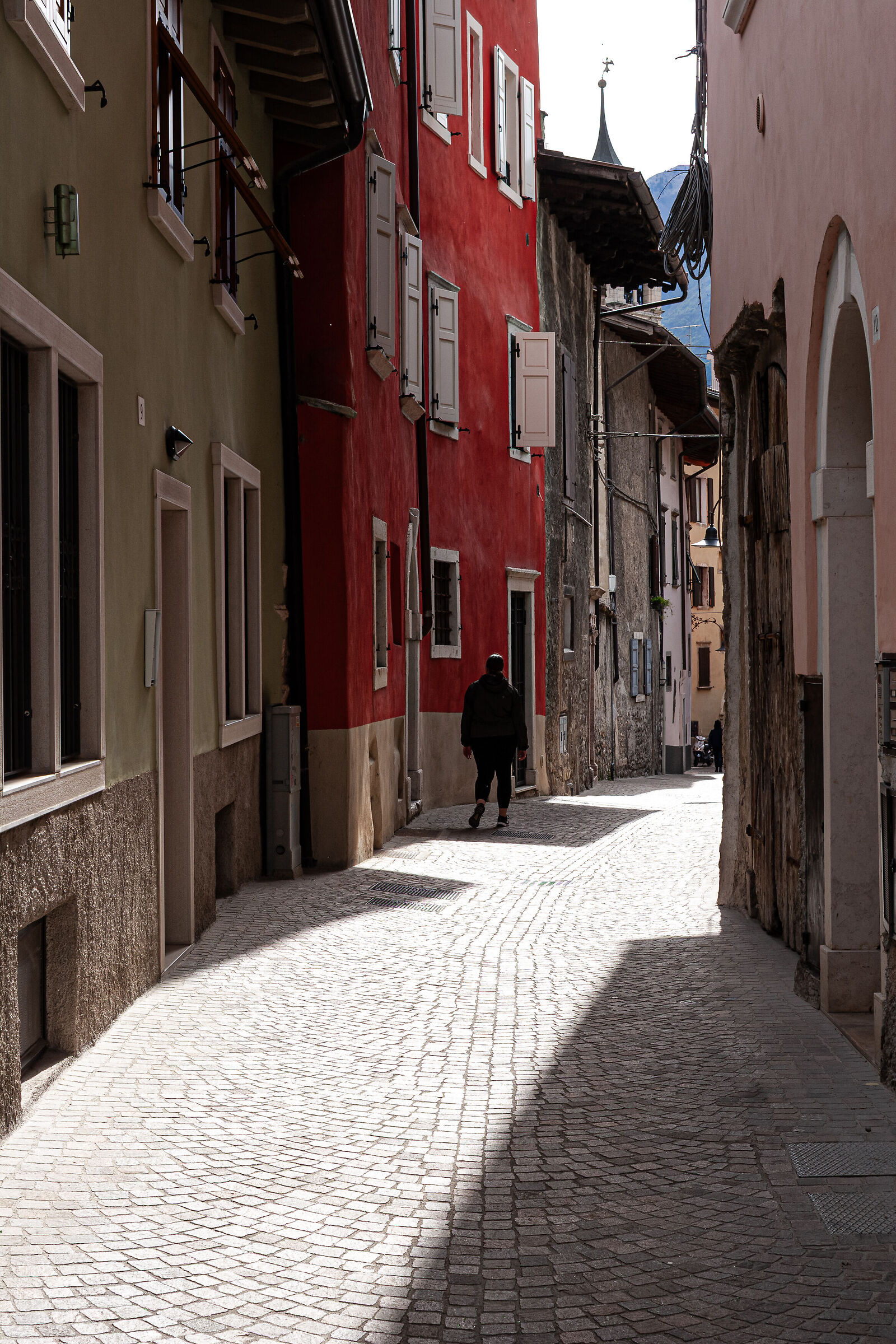 sole batte sulla strada