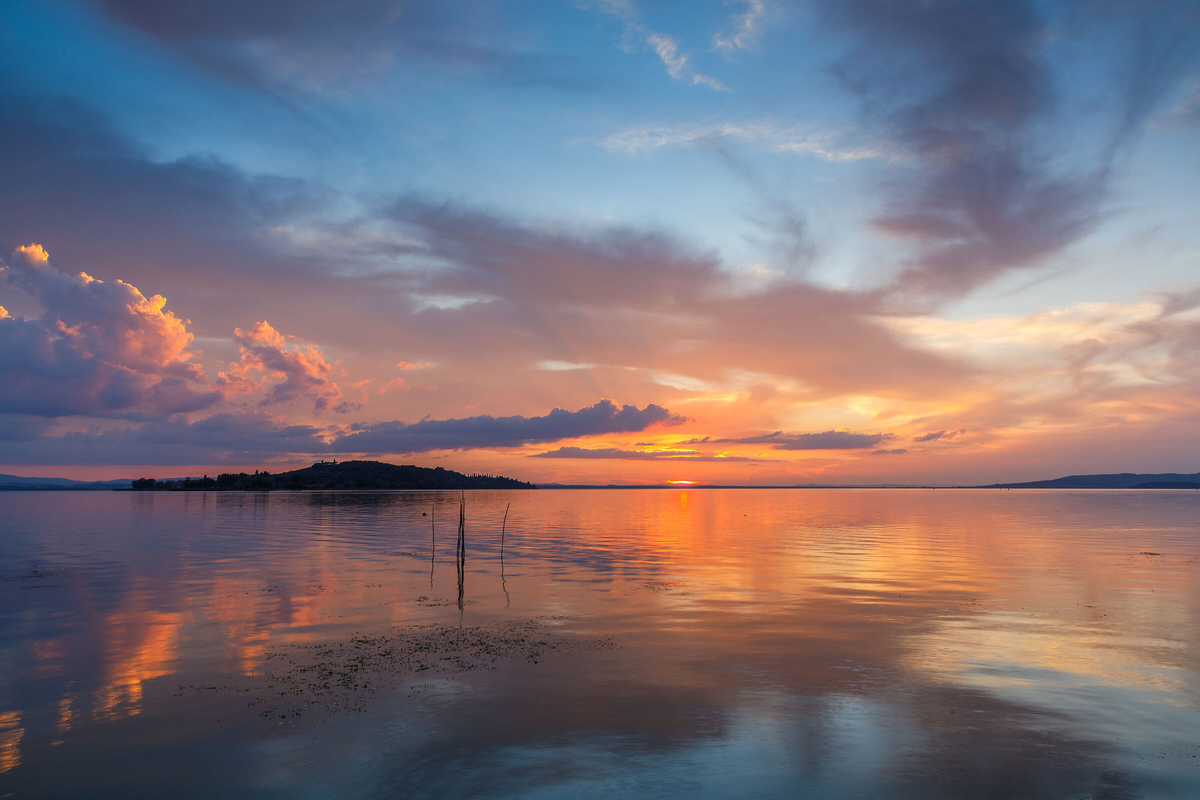 Da San Feliciano, sullo sfondo l'isola Polvese