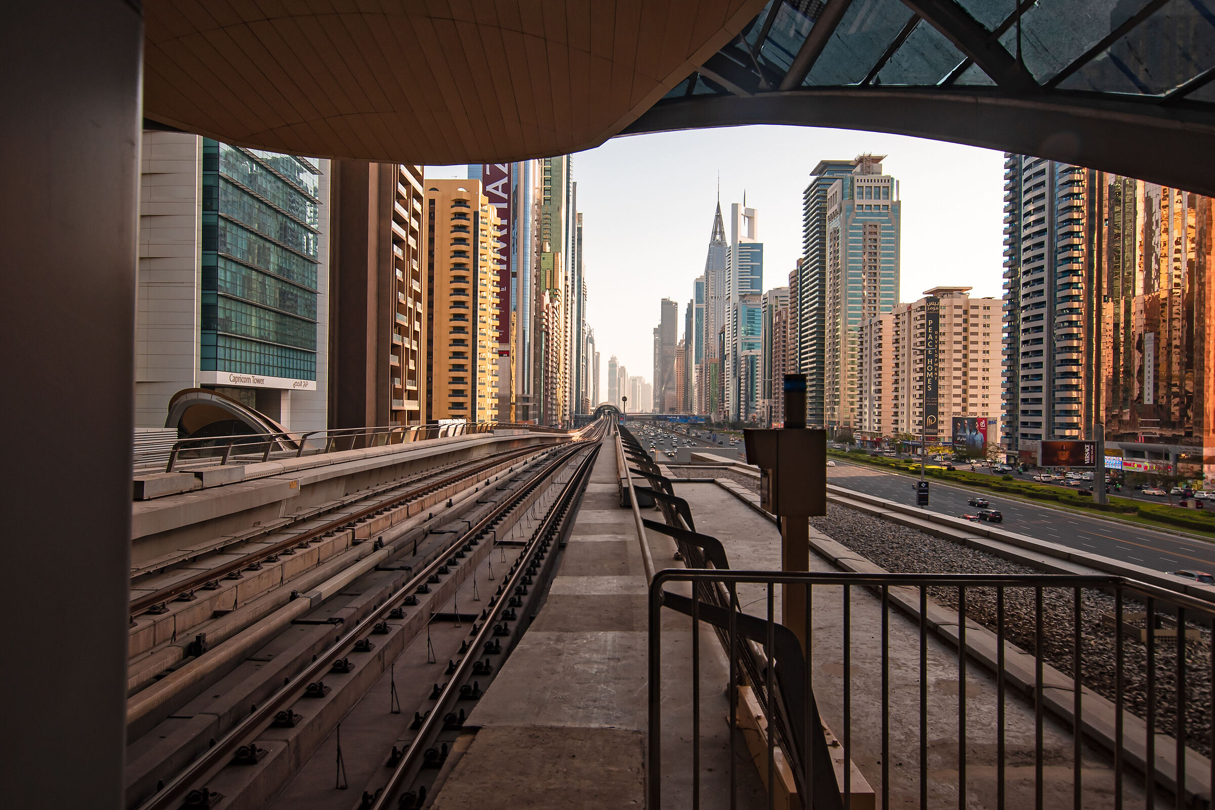 La metro sospesa tra grattacieli e superstrade di dubai