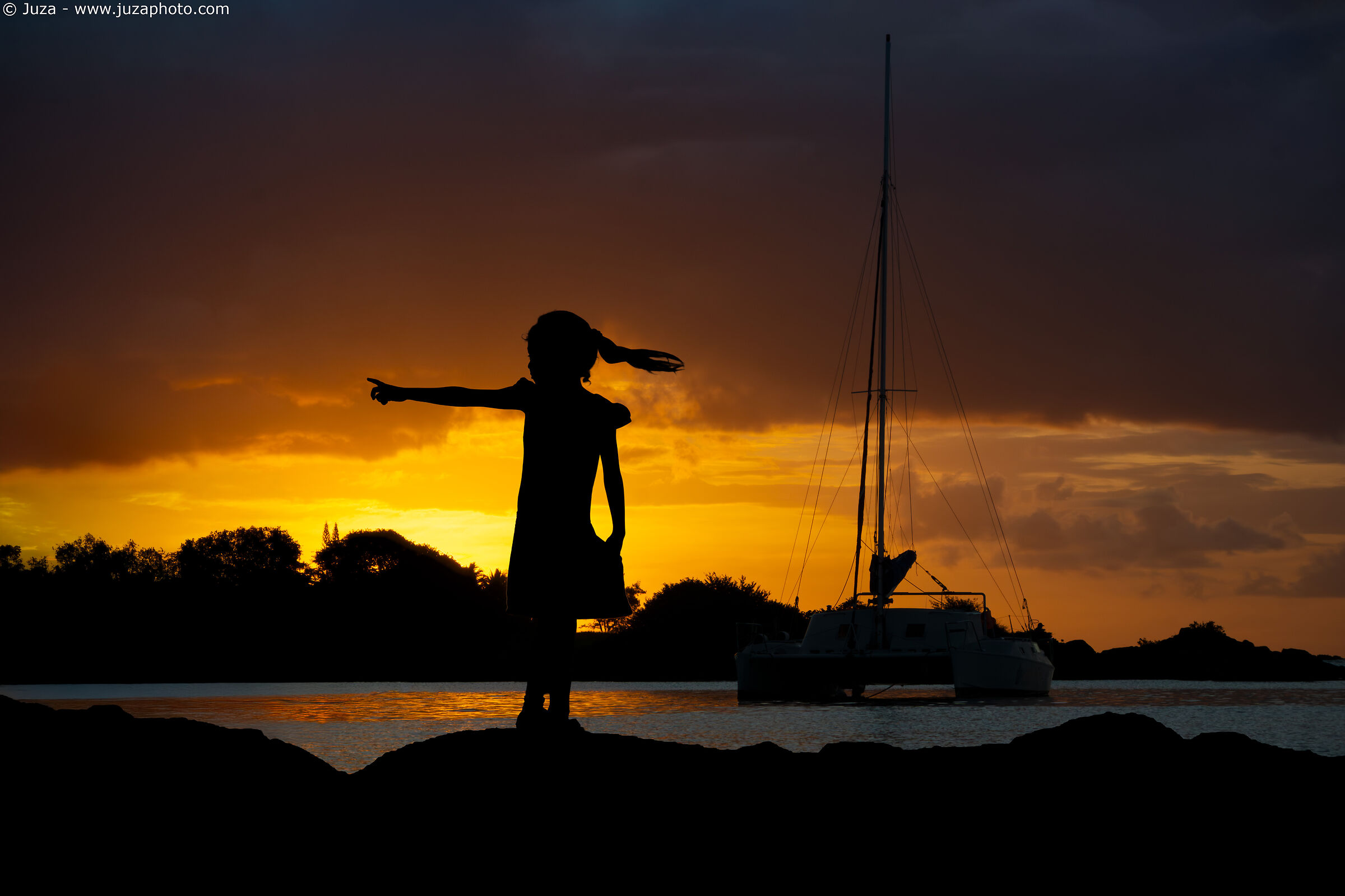 The little girl and the ocean
