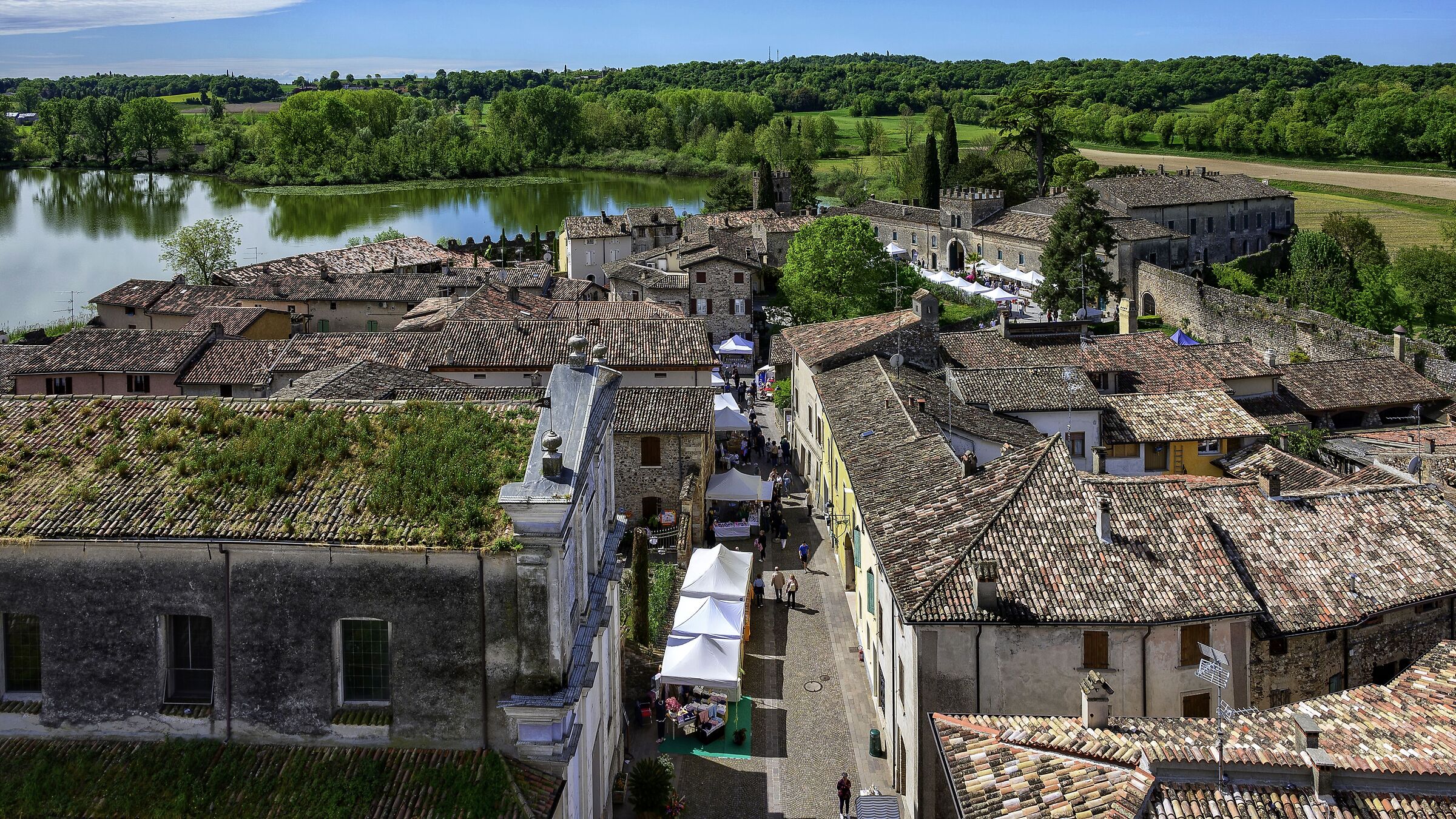Il borgo e il suo piccolo lago