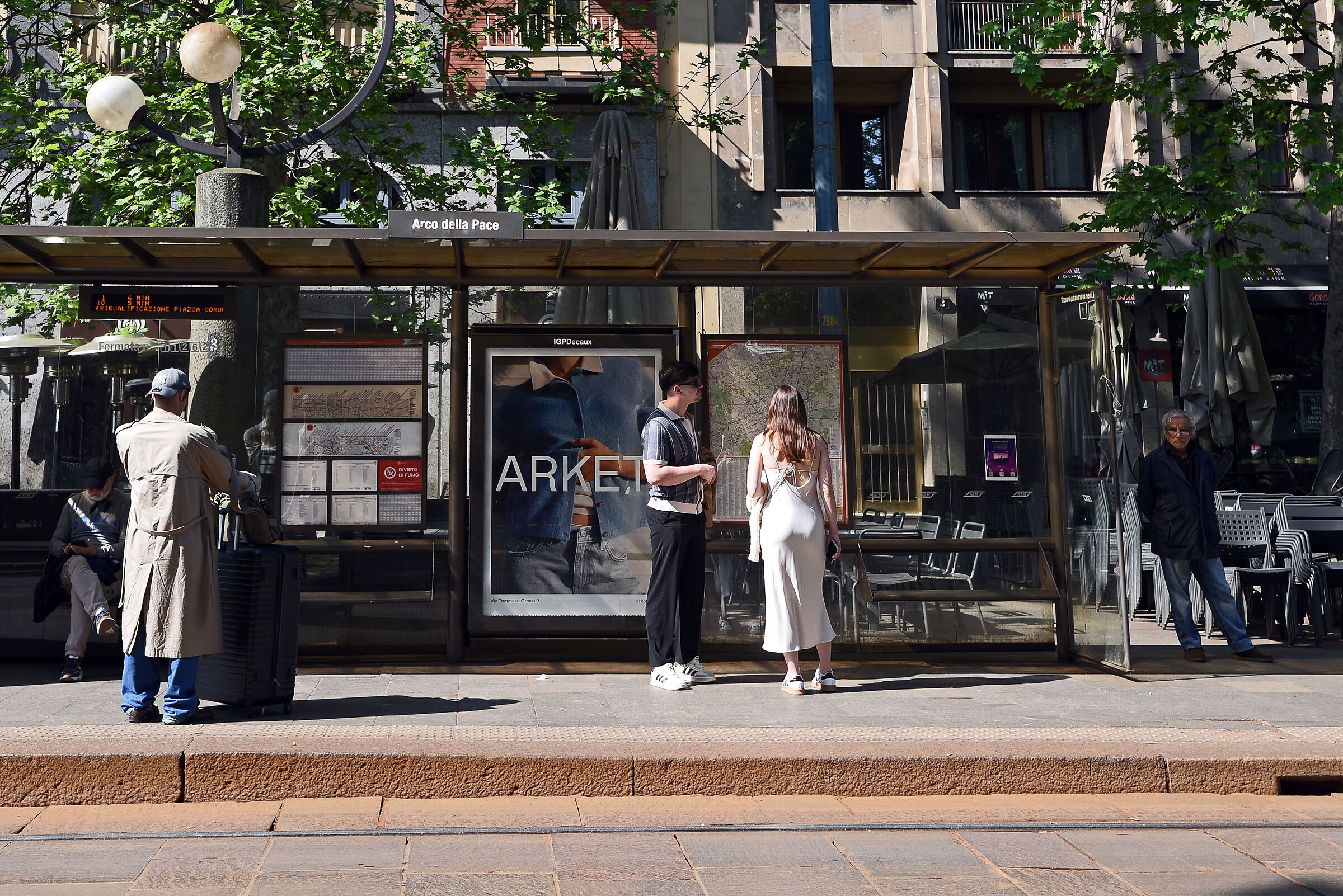 ognuno aspetta il tram come ..vuole