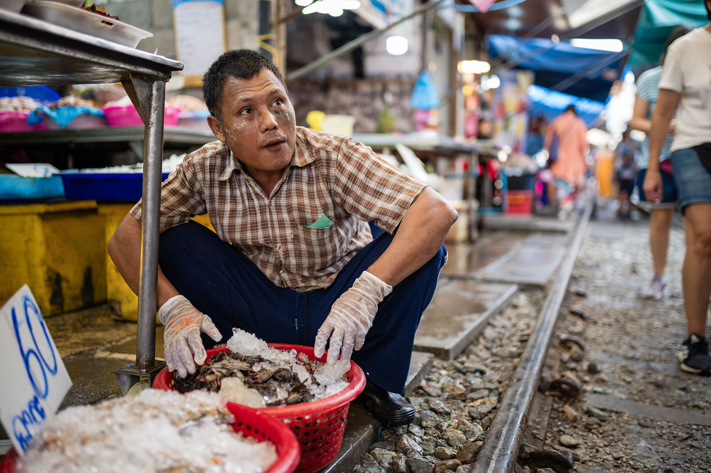 Venditore di granchietti sulla ferrovia