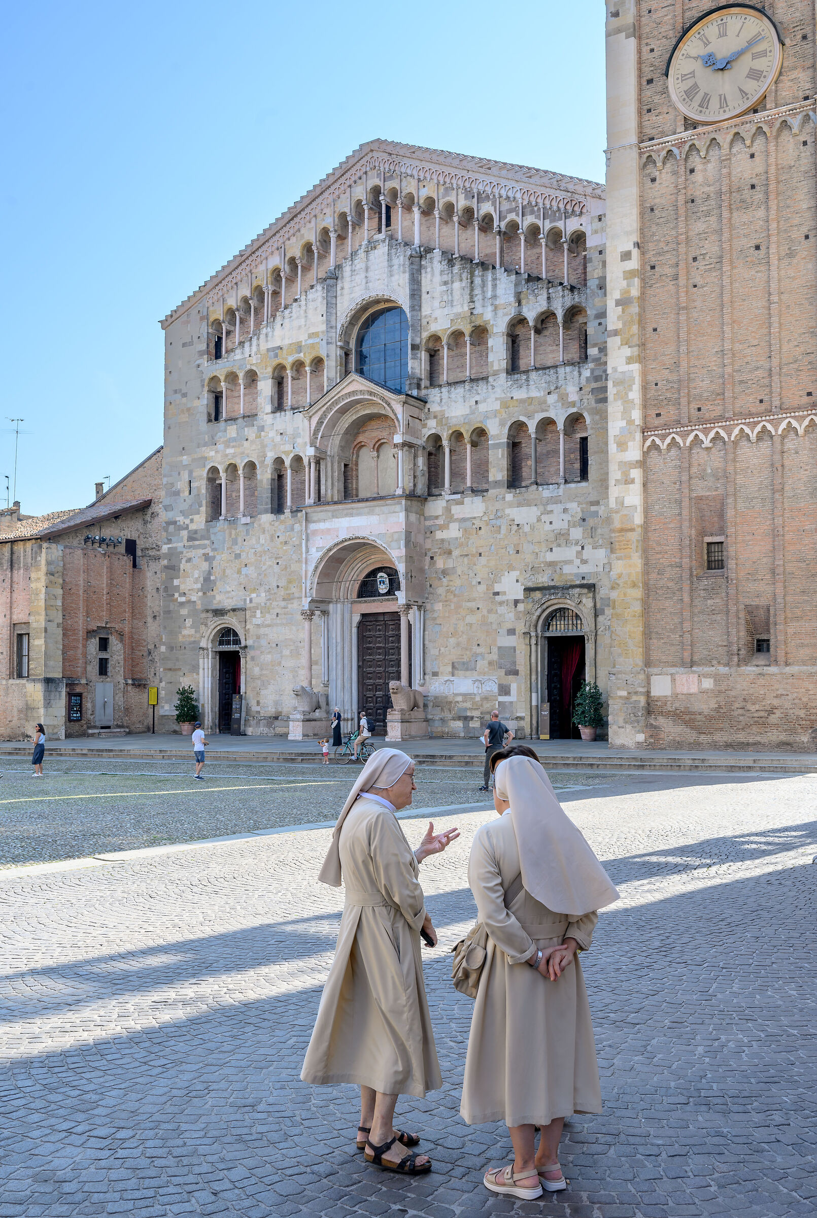 Piazza Duomo con suore