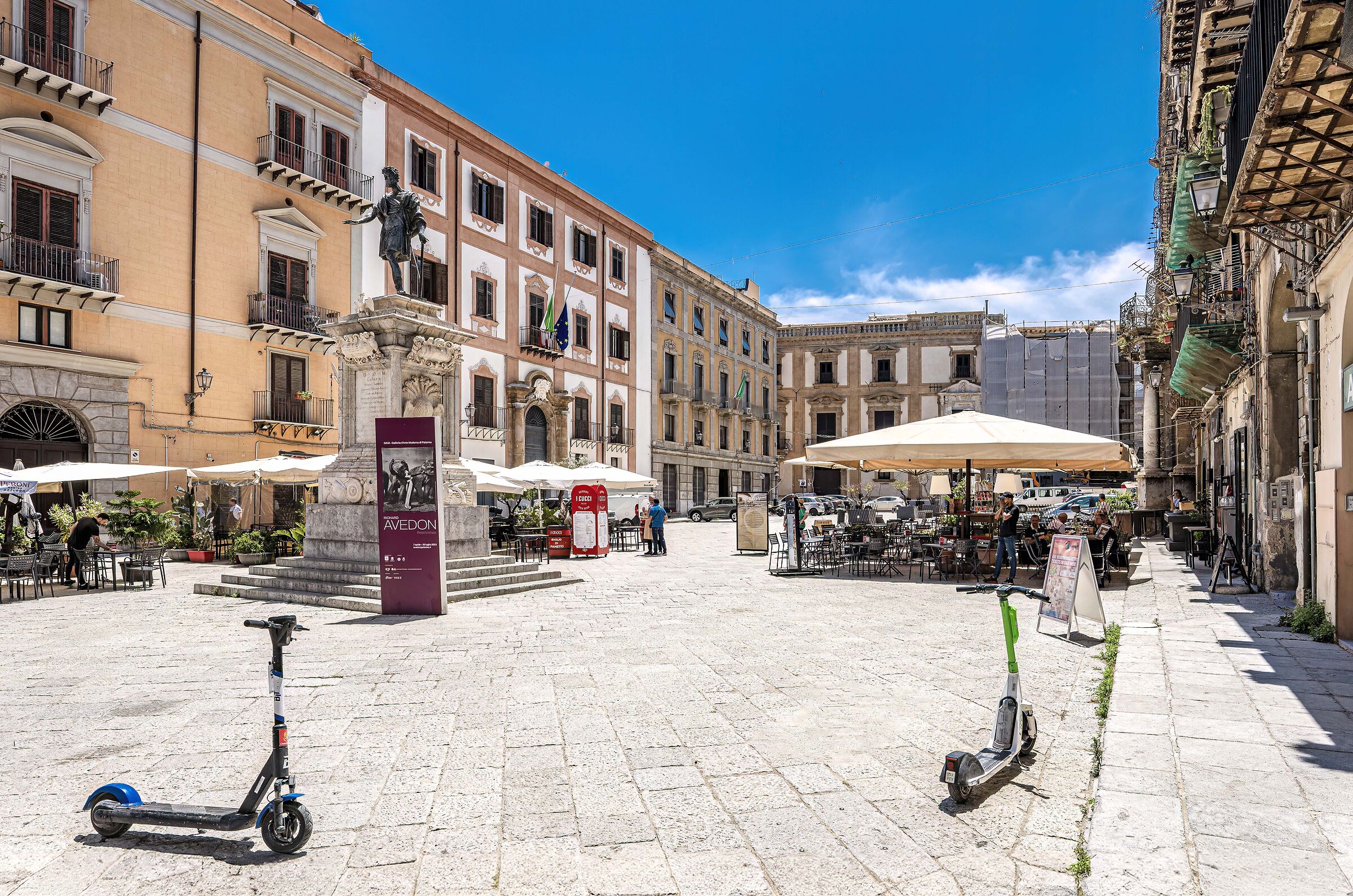 Palermo Piazza Bologni the two scooters
