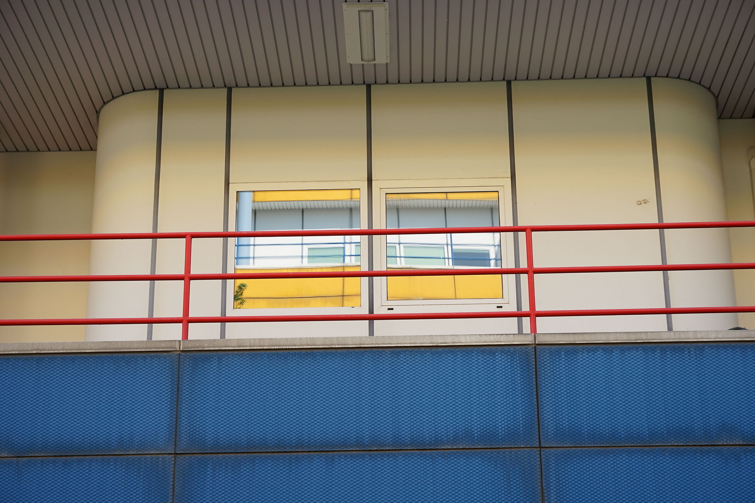 Colors and reflections on the ship