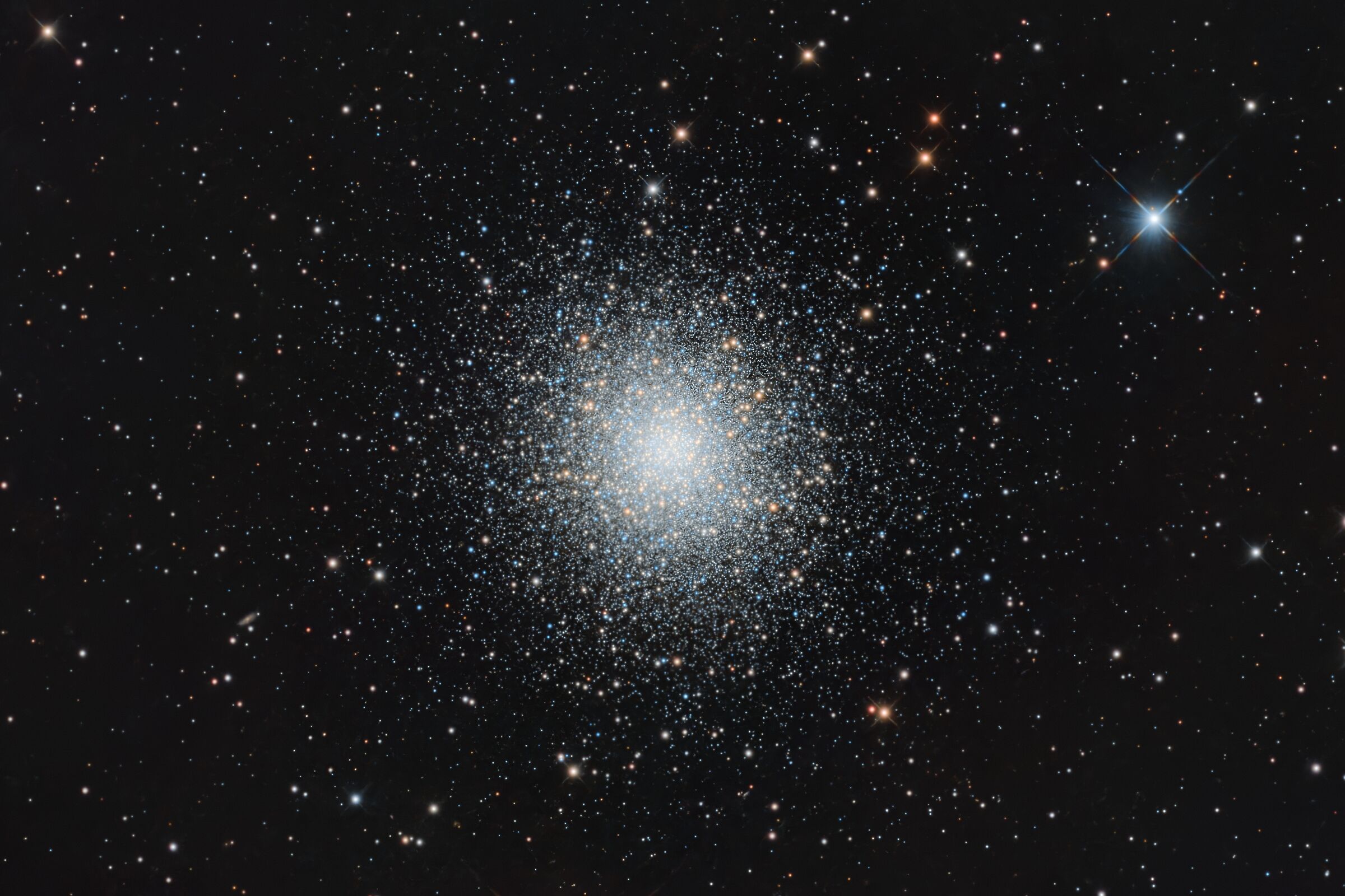 Un faro in mezzo al cielo