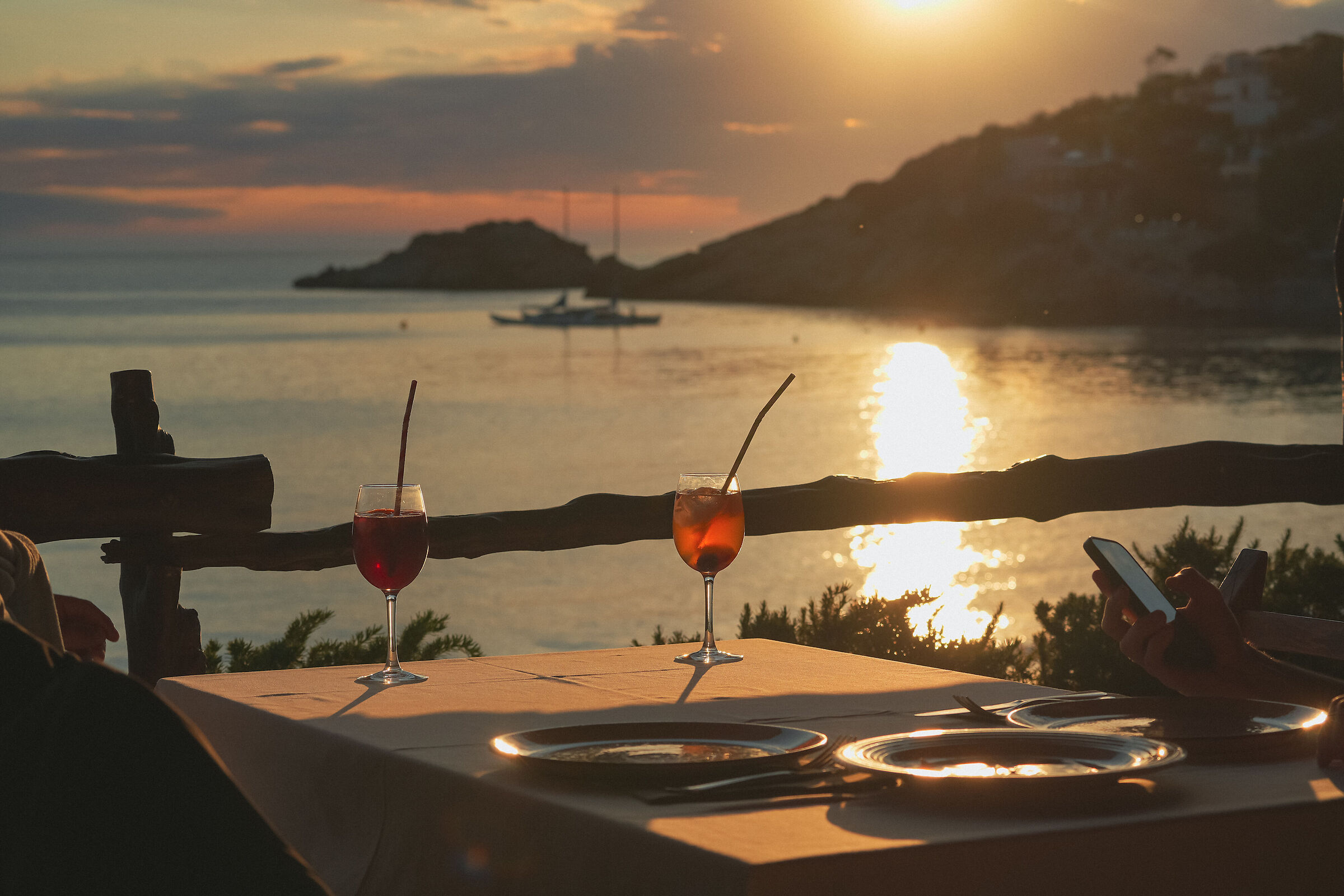 Aspettando il tramonto a Cala d'Hort