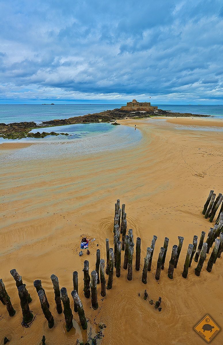 Lovers on the beach. Saint Malo