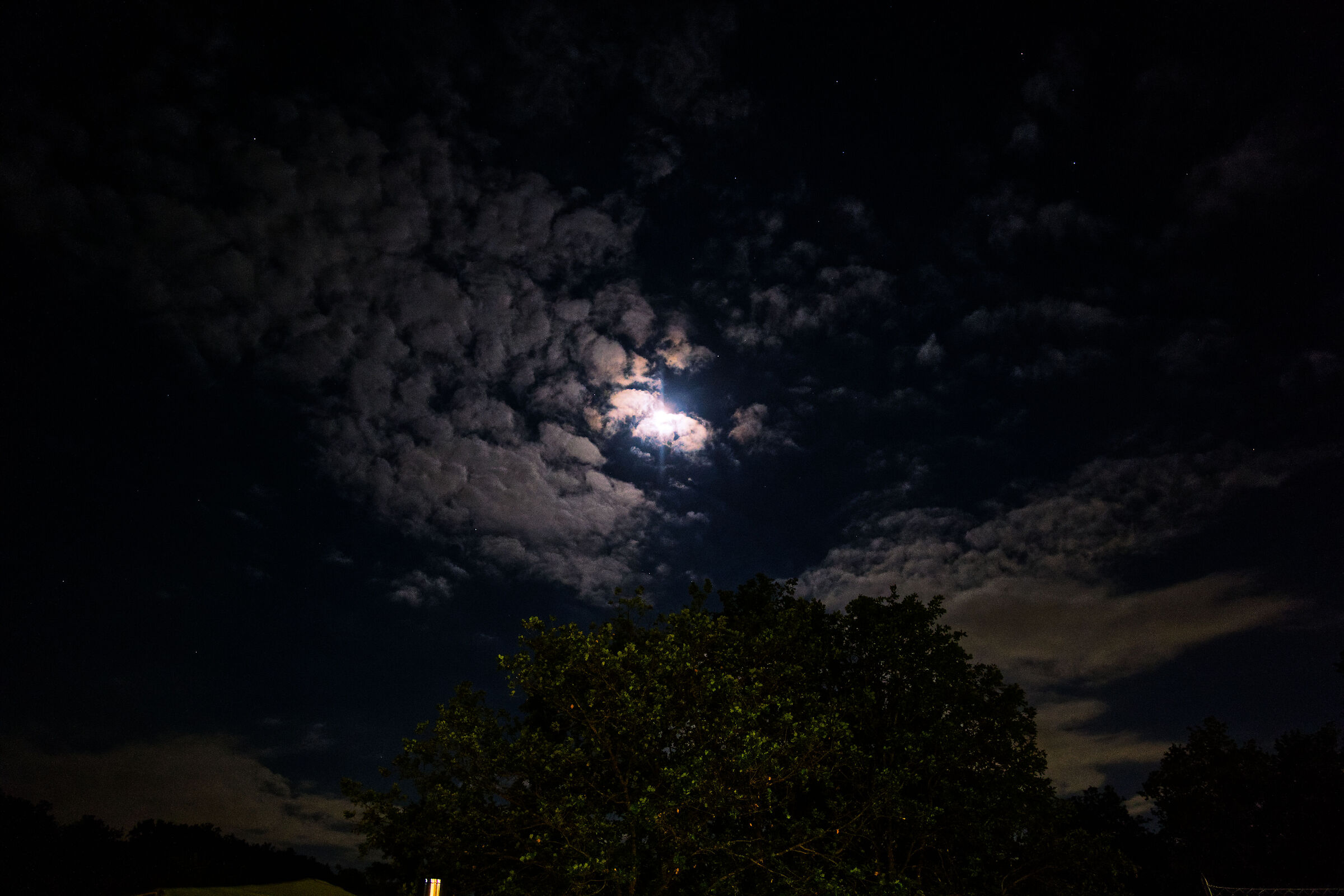 Luna tra le nubi