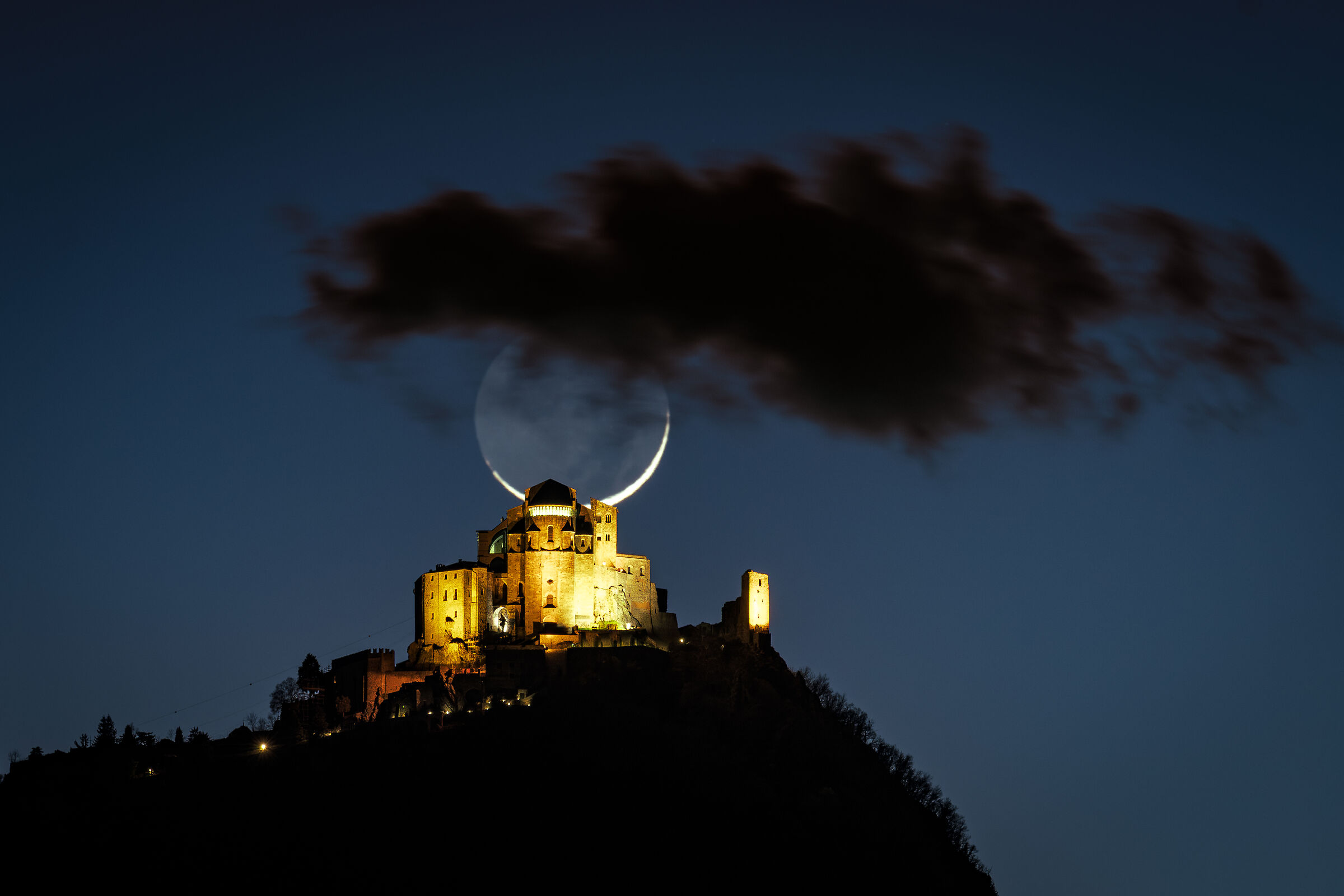 The lights and the cloud... (Moonset at the Sacra S.M.)