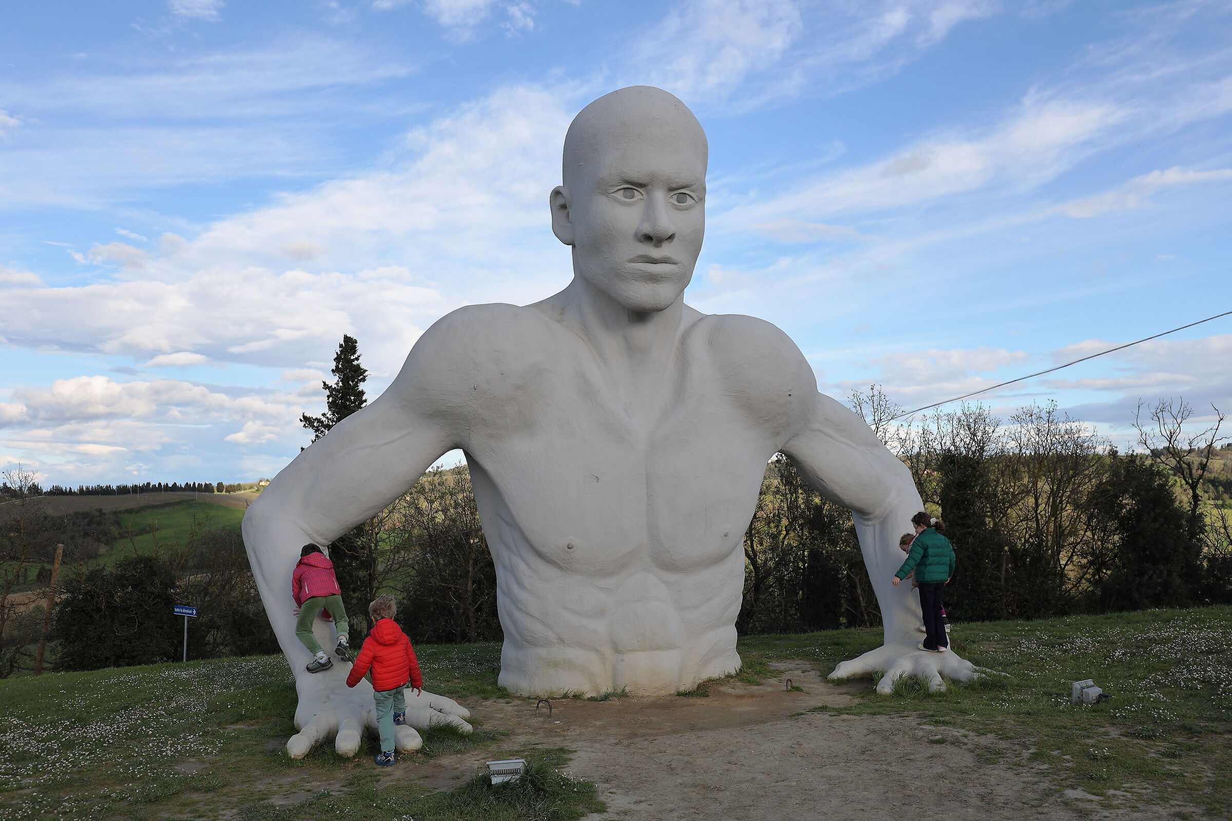 The assault of the little "barbarians" on the Giant