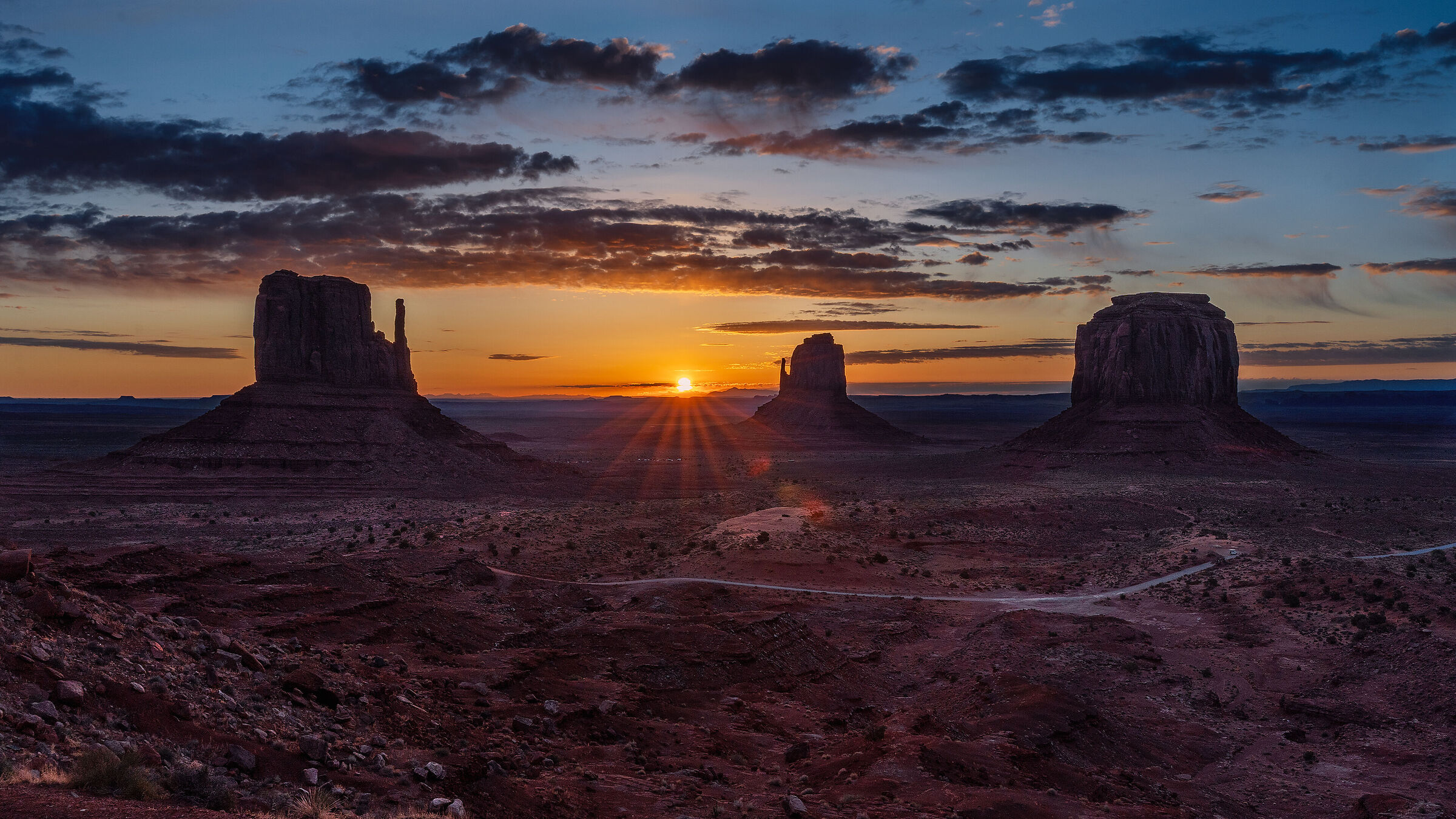 Arizona - Monument Valley. The Awakening of the Senses.