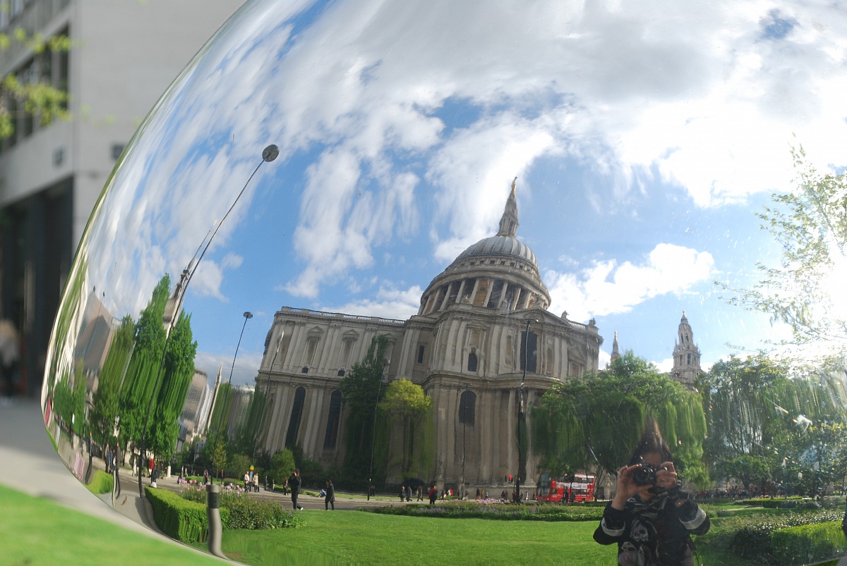 S. Pual Catedral reflected in a ball of steel