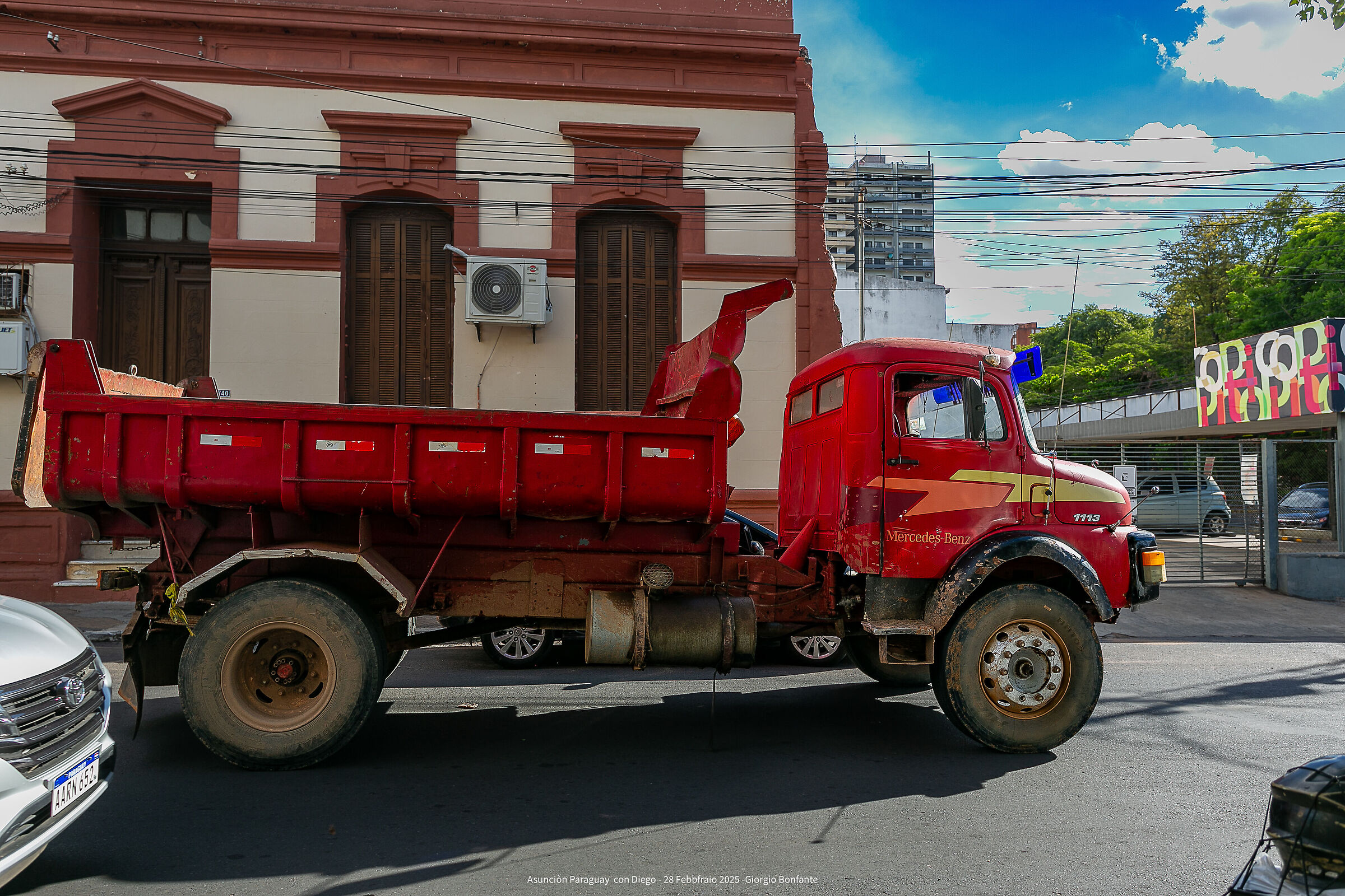 Camion Mercedes storico ancora al lavoro come tanti