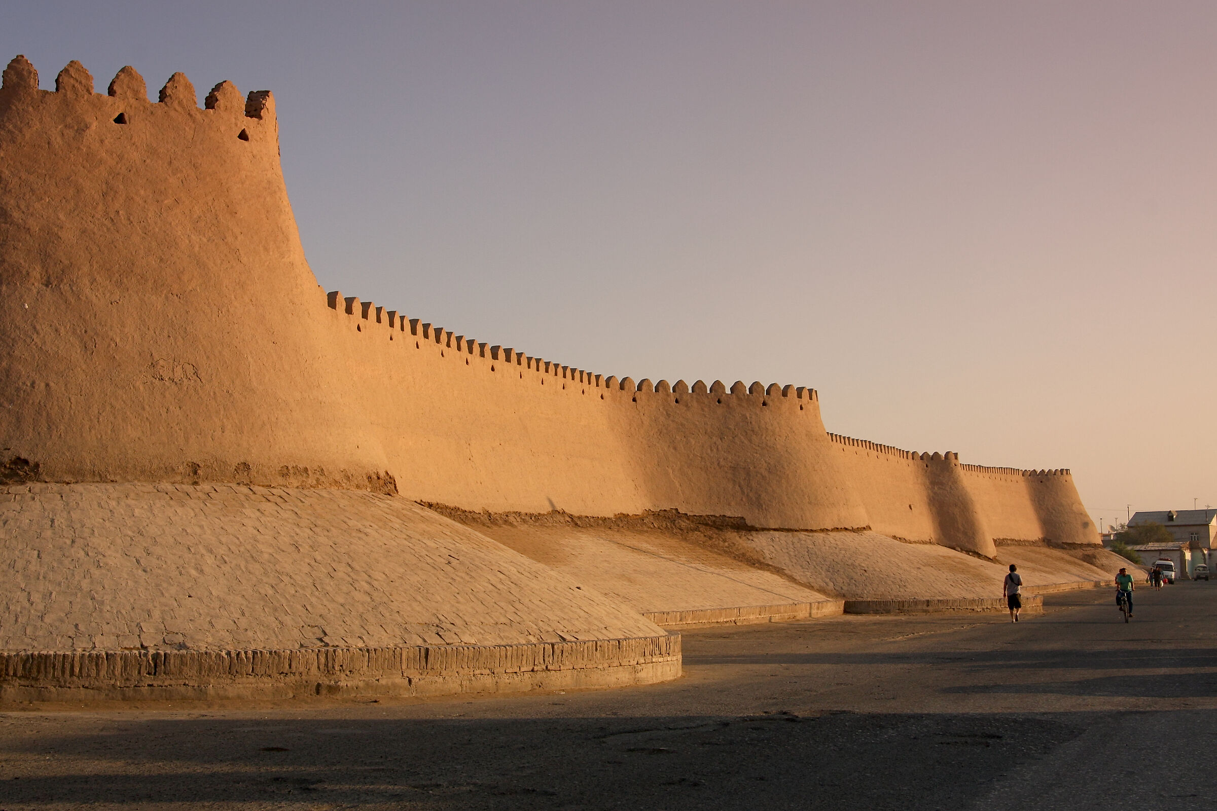 Alba sulle mura di Khiva