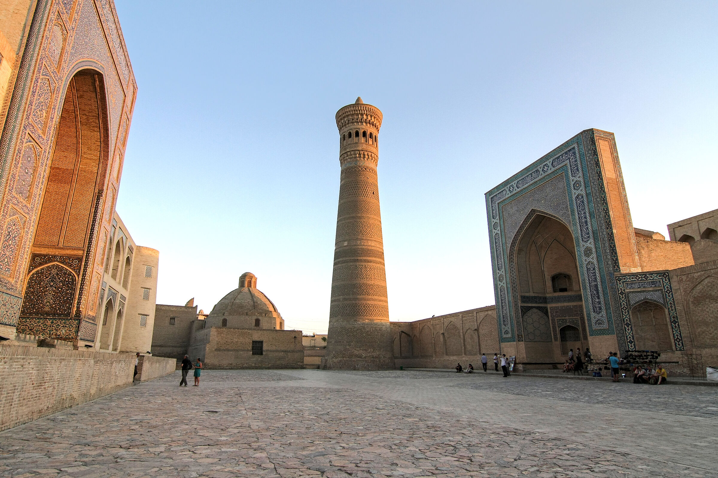 Nella quiete della piazza del minareto Kalyan
