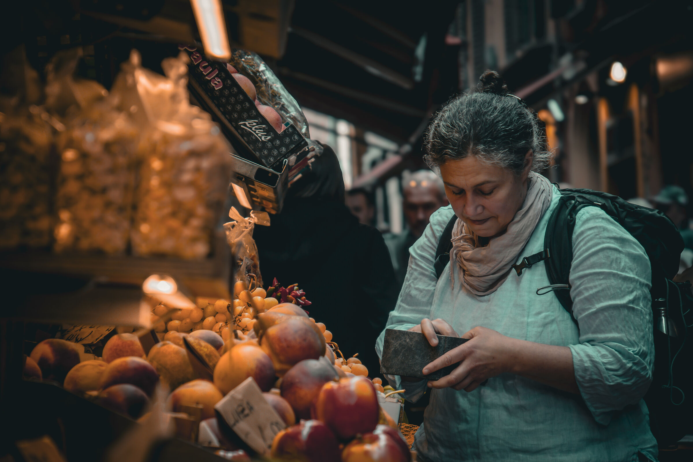 signora che fa la spesa