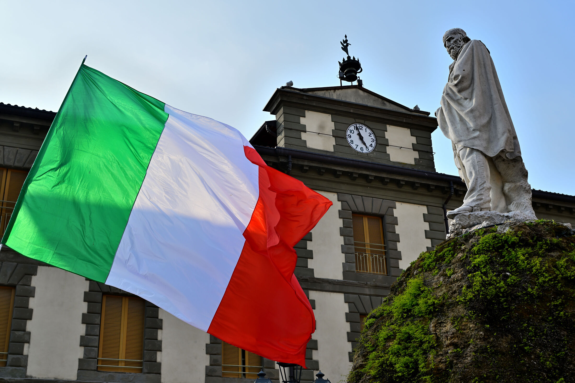 Giuseppe, the flag and the mayor's house.