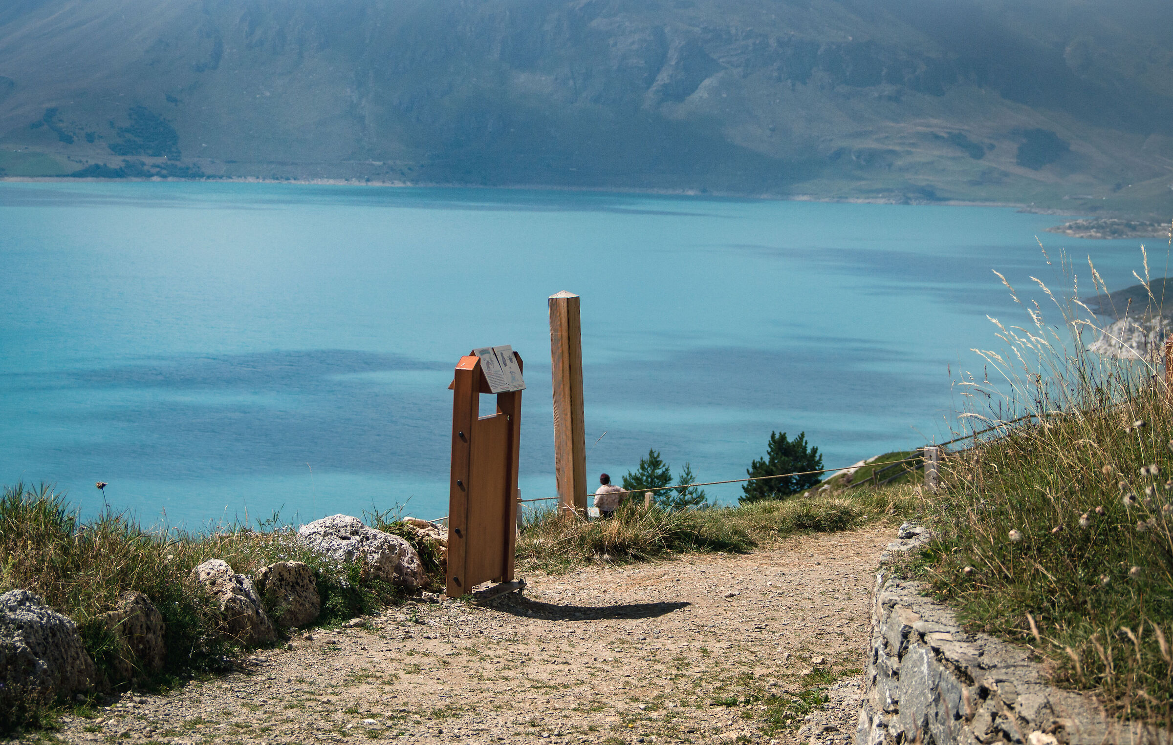 il sentiero lungo il lago