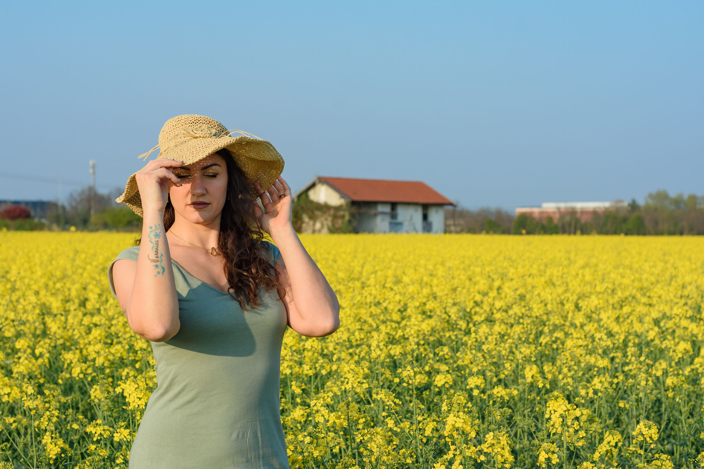 Lei, la campagna ed un vecchio fienile