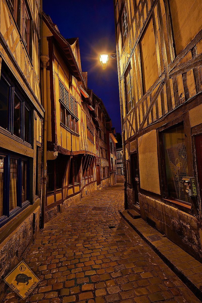 Rouen. Alleys.