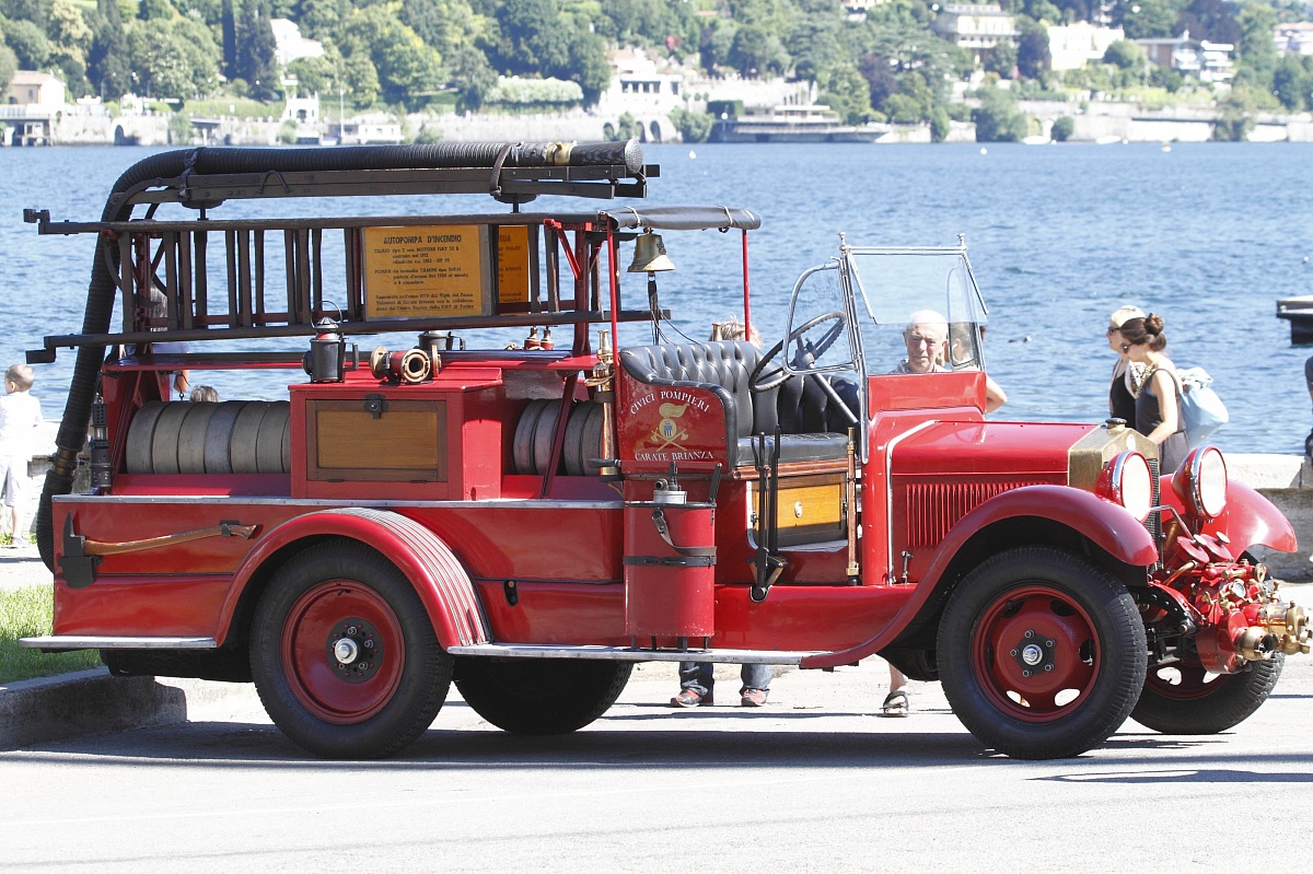 Autopompa VVF Carate Brianza del 1912 a Como lago