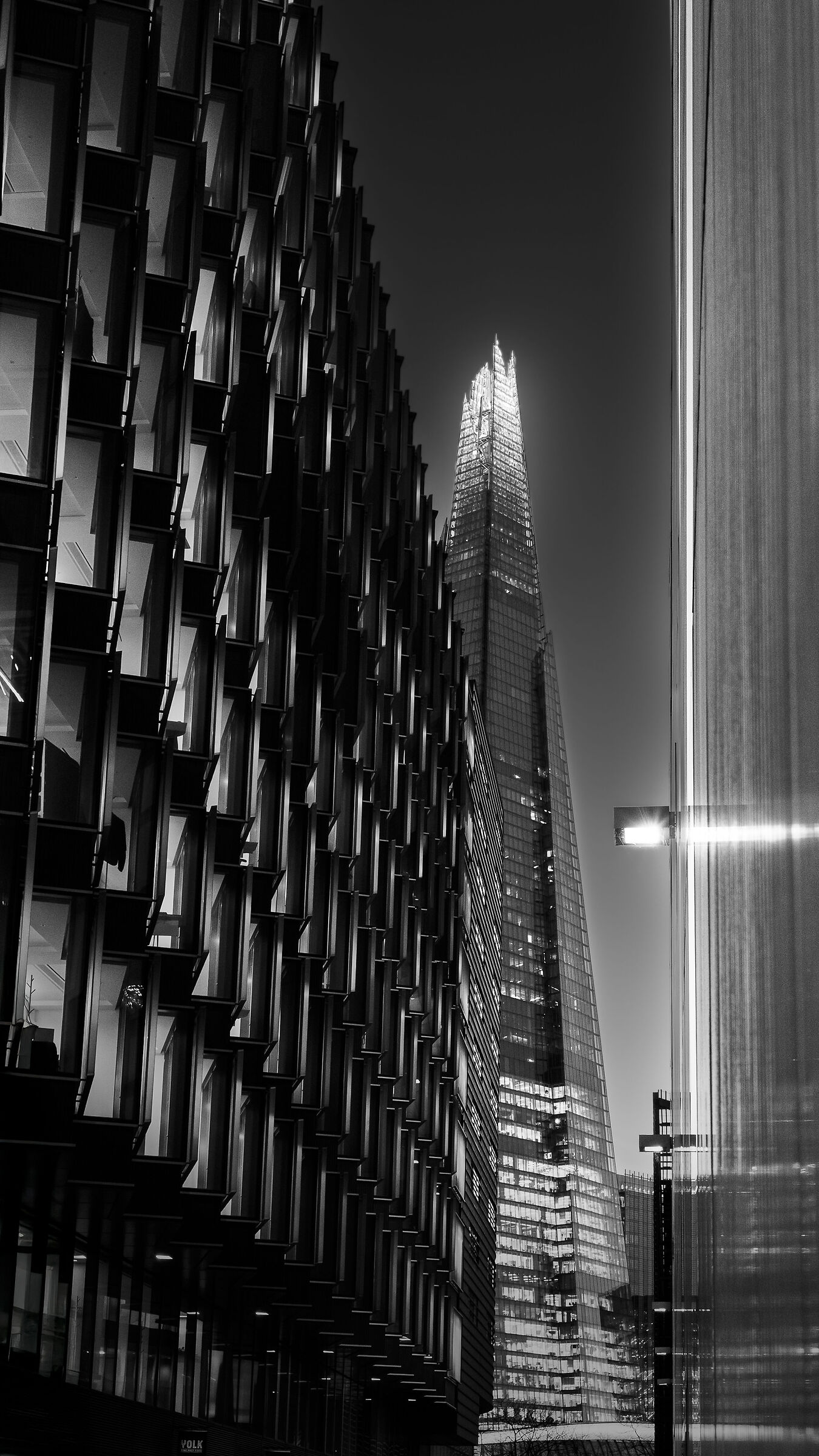 La vita è una scheggia di luce che finisce nella nott...