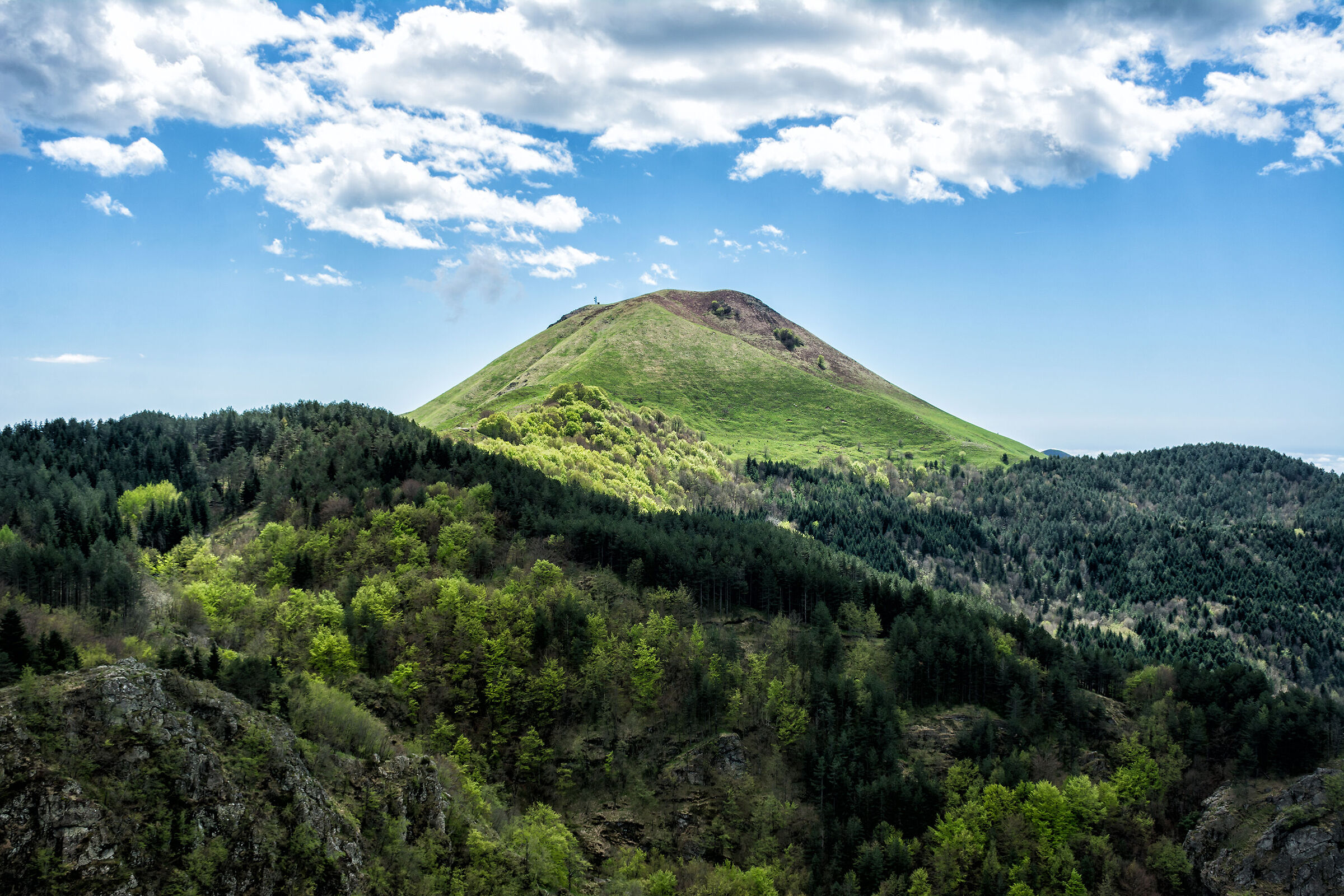 Sembra un vulcano ma è il Monte Porcile