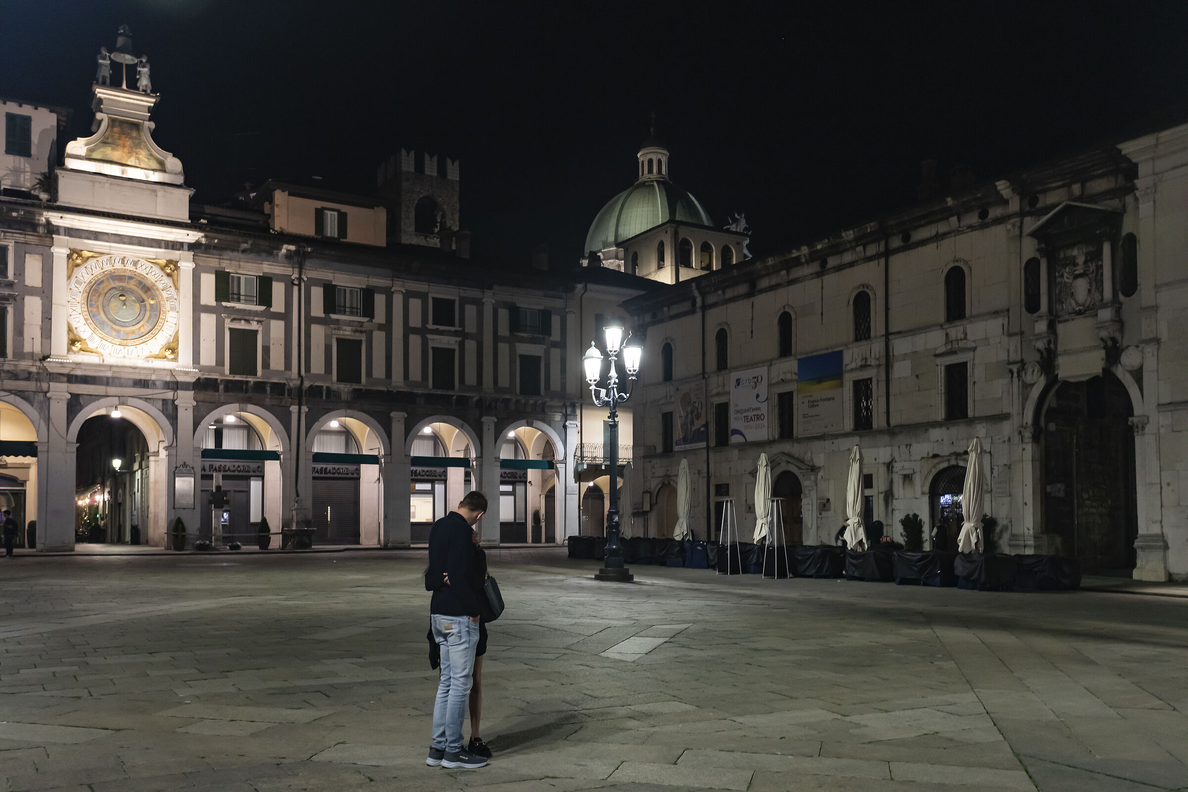 Innamorati in piazza Loggia