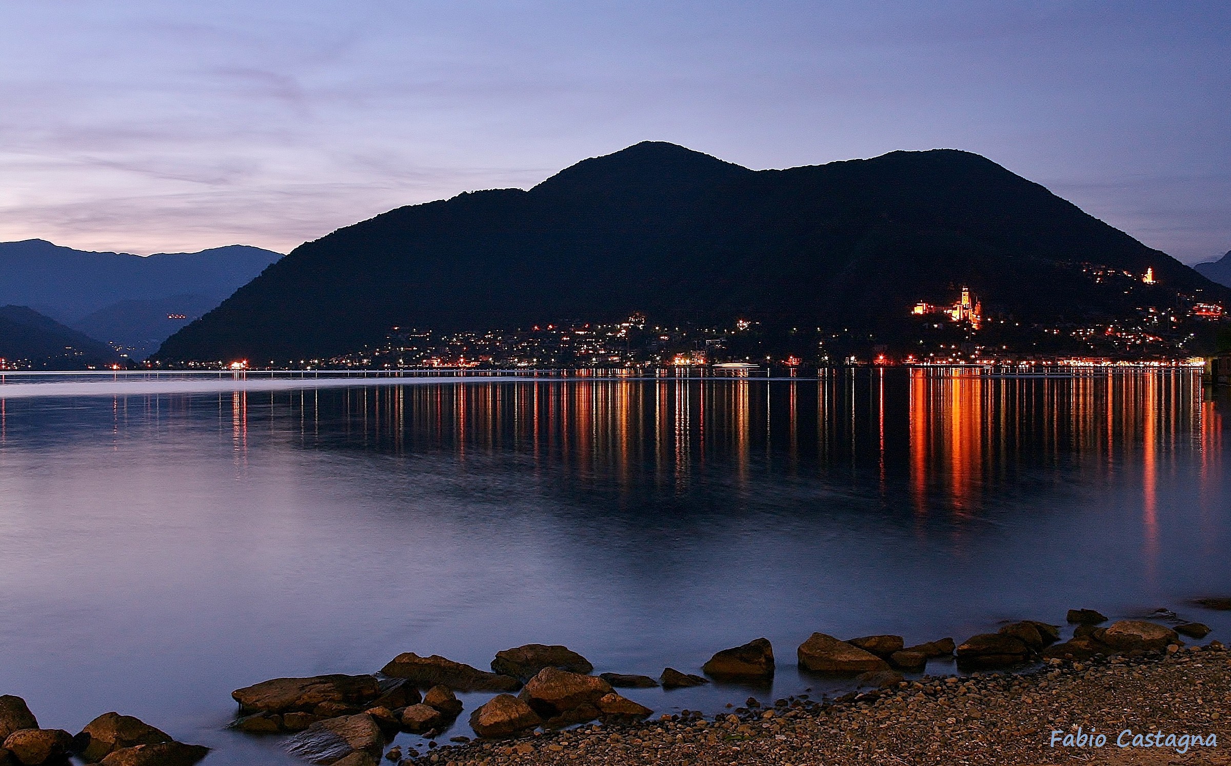 Il lago e le sue luci