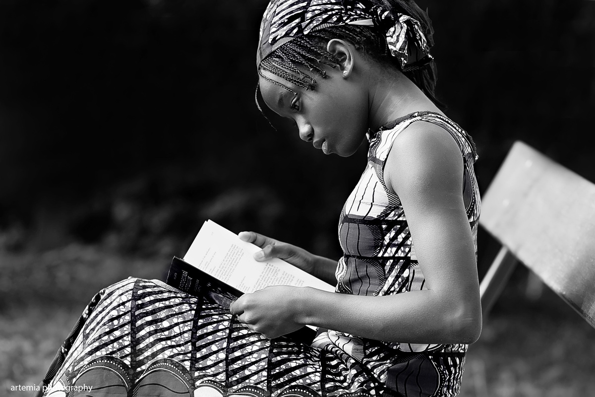 ragazzina con il libro