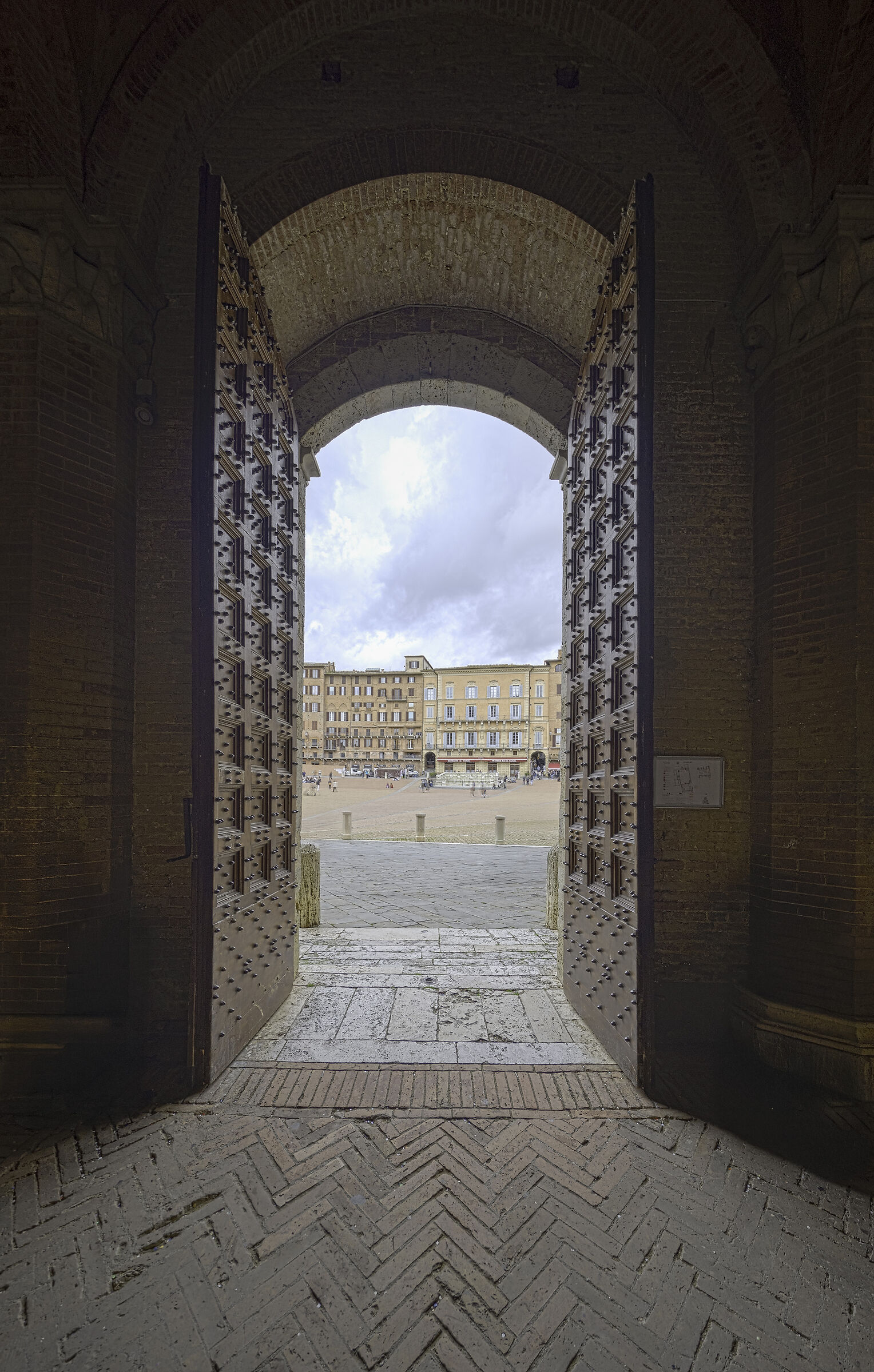 La porta su Piazza del Campo