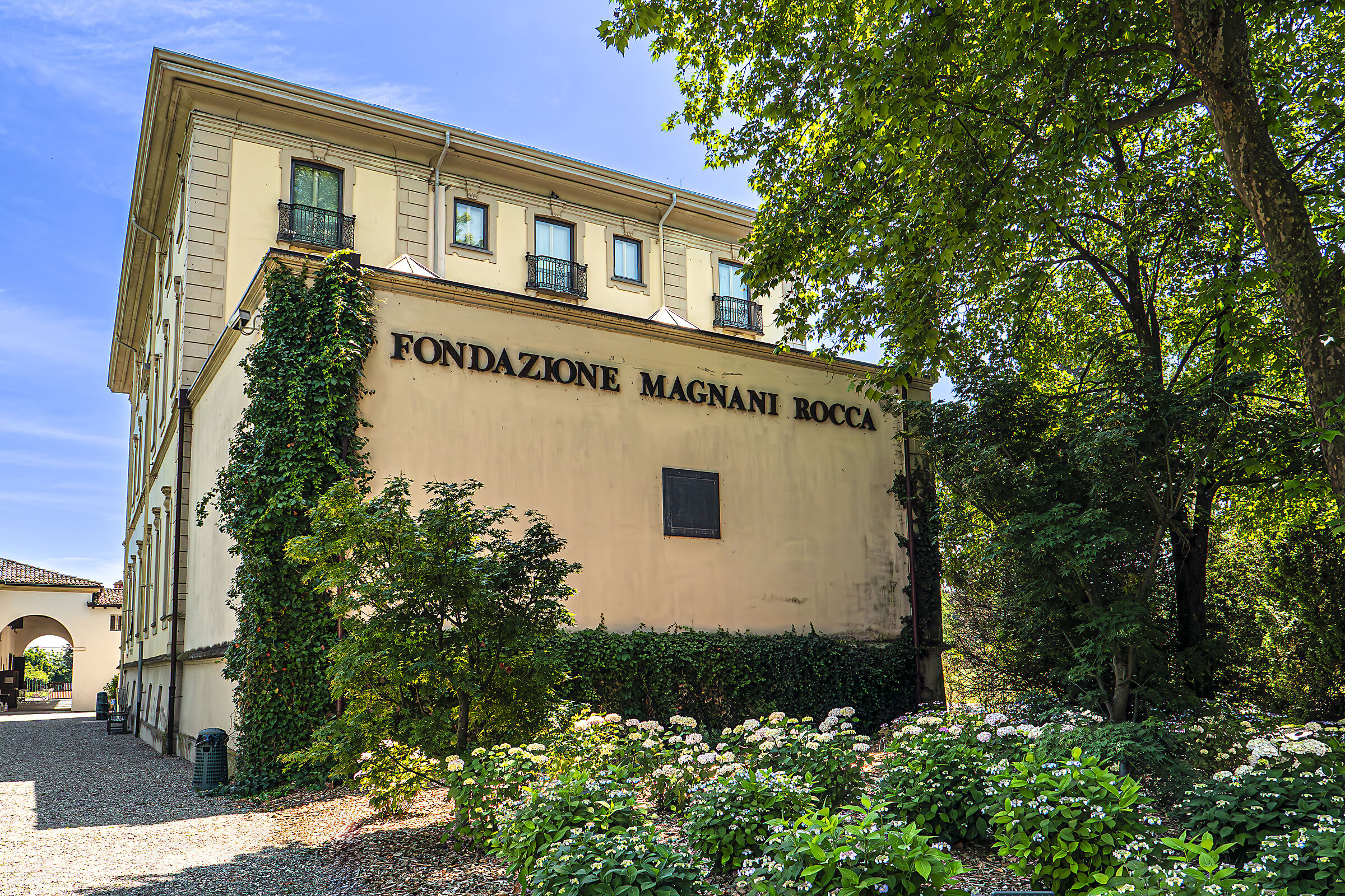 Prospetto laterale della Villa Magnani