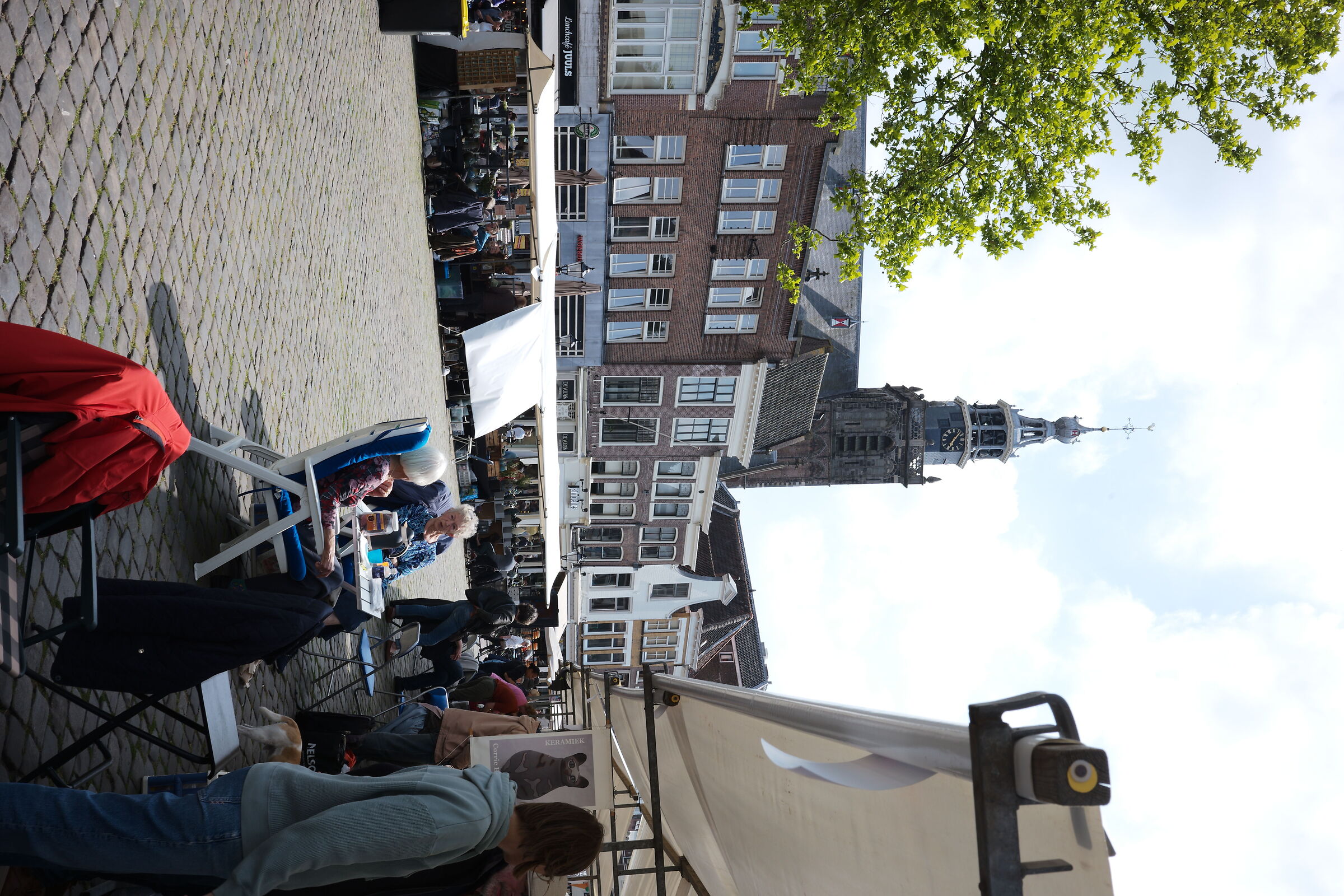 A chat at the Gouda market