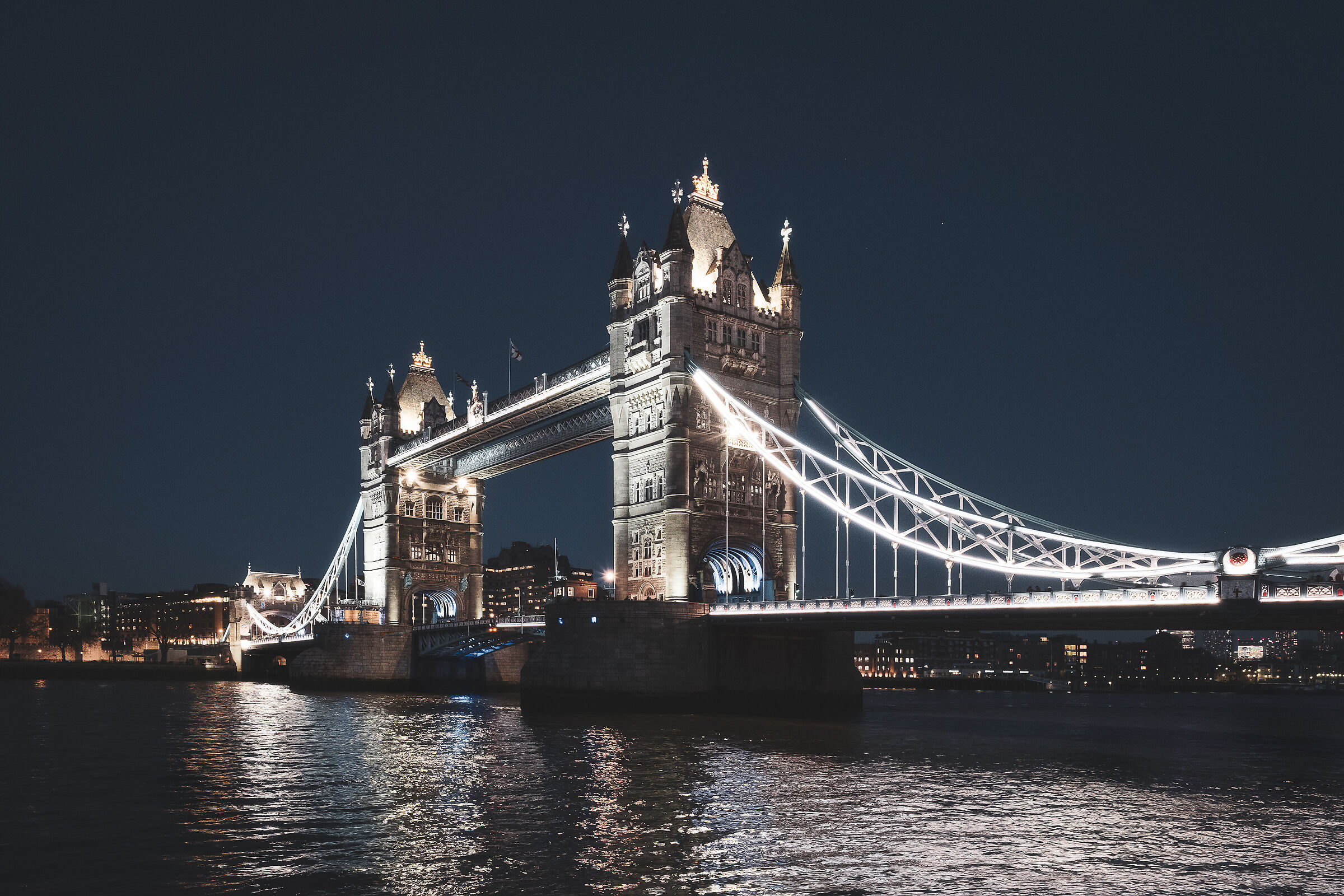 Accosta l'orecchio al ponte e senti le parole del fiume